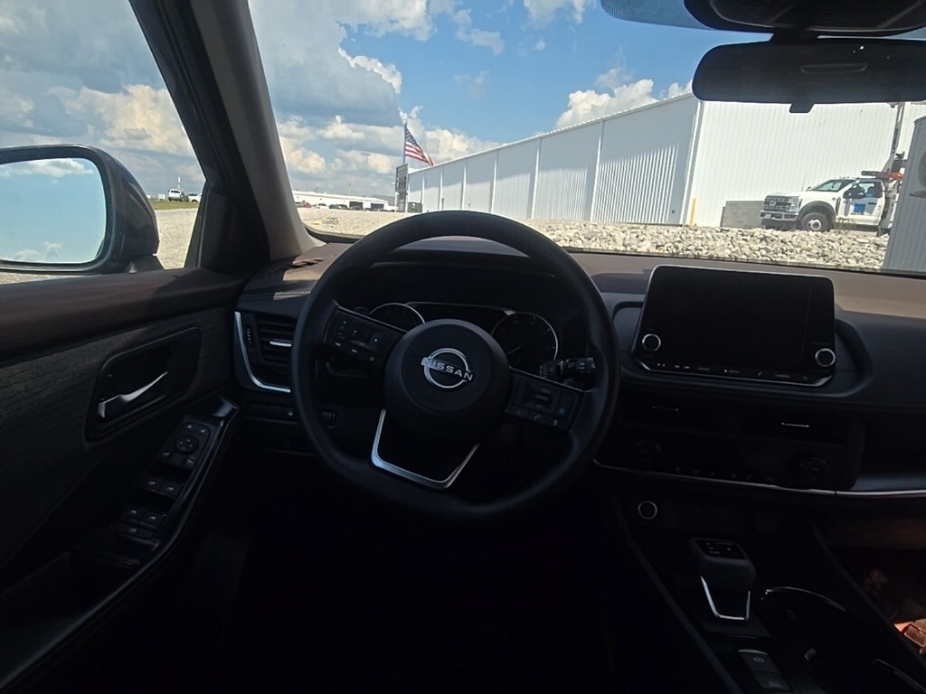 2023 Nissan Rogue SV photo 2