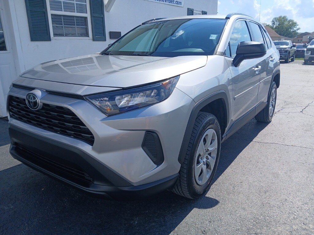 2020 Toyota RAV4 LE photo 2