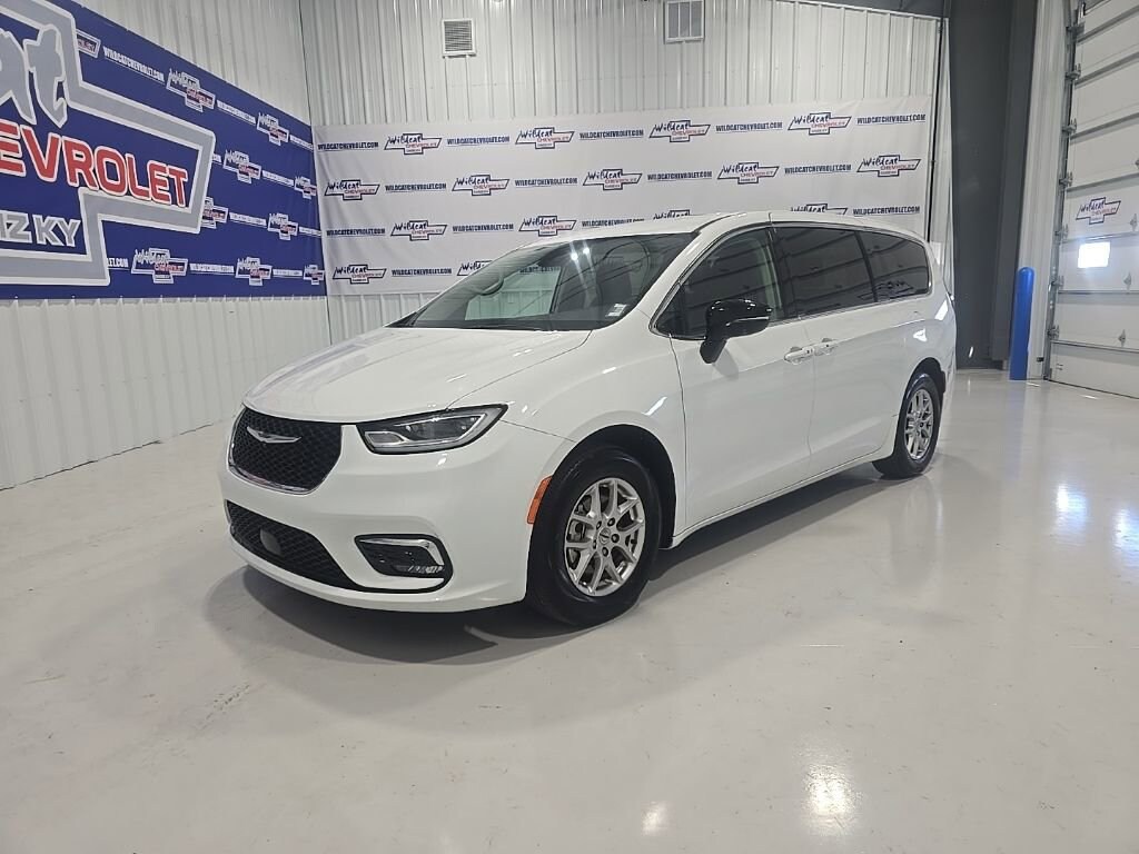 Used 2024 Chrysler Pacifica Touring L