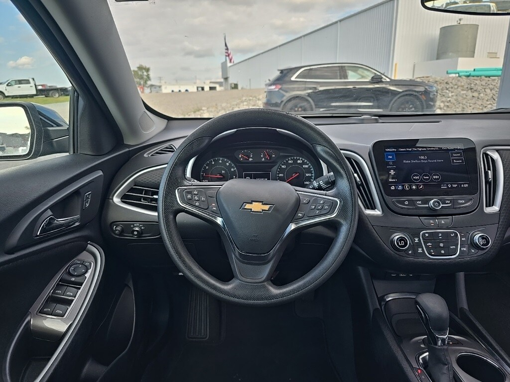 2024 Chevrolet Malibu 1LT photo 2