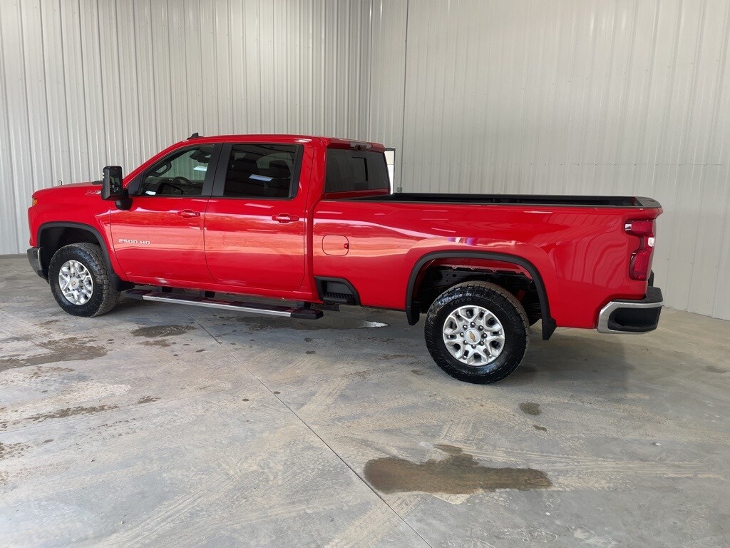 2025 Chevrolet Silverado LT photo 4