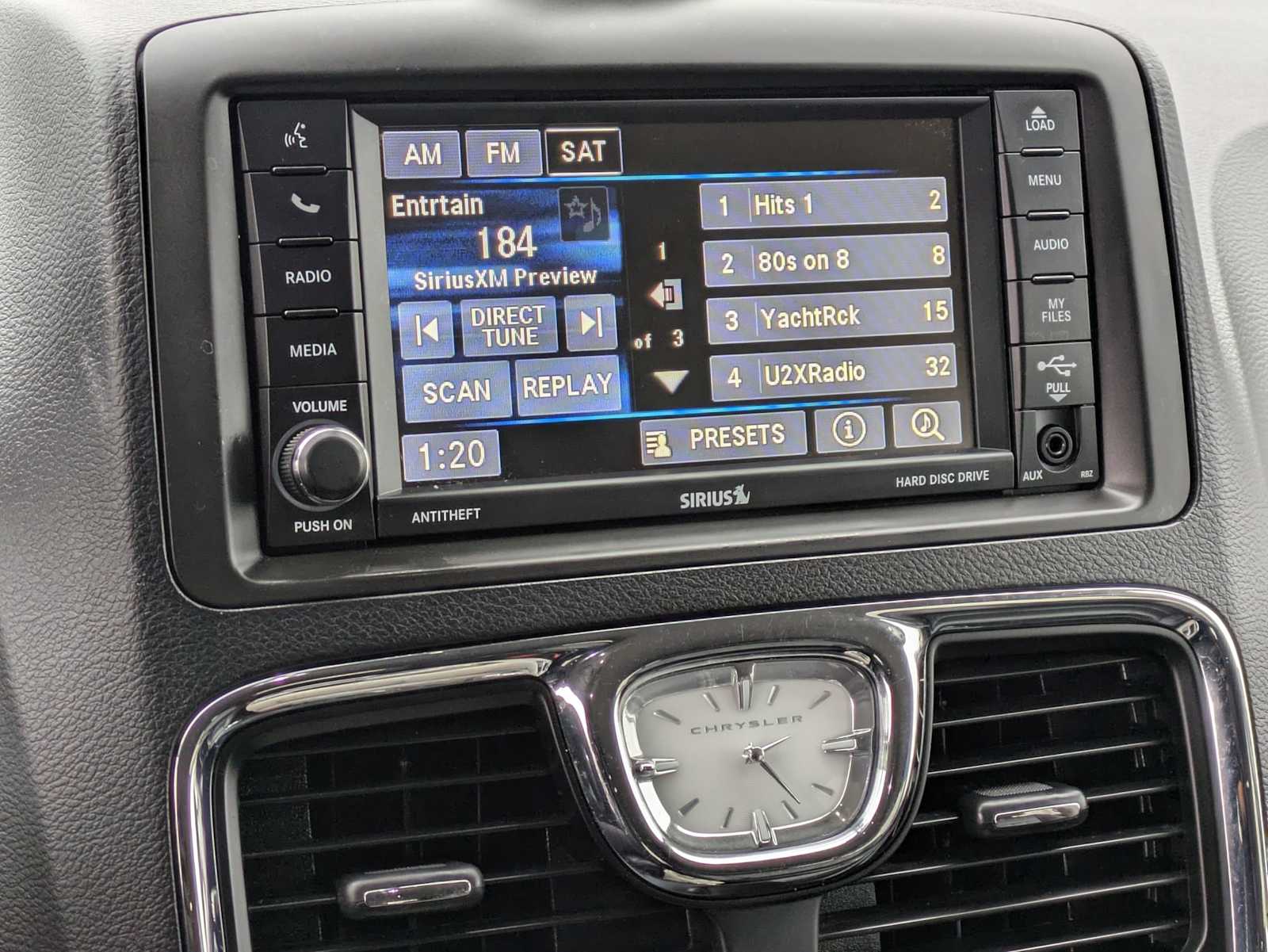 Thumbnail: 2015 Chrysler Town & Country - 24