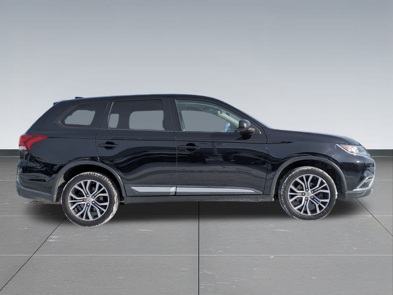 Thumbnail: 2017 Mitsubishi Outlander - 7