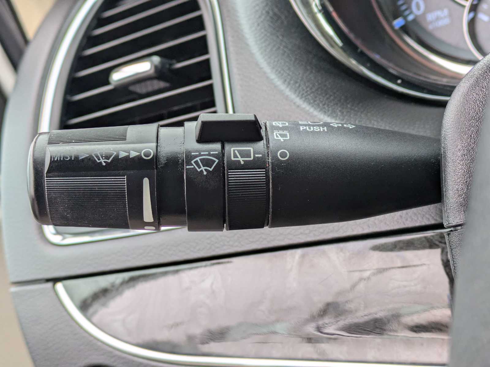 Thumbnail: 2015 Chrysler Town & Country - 23