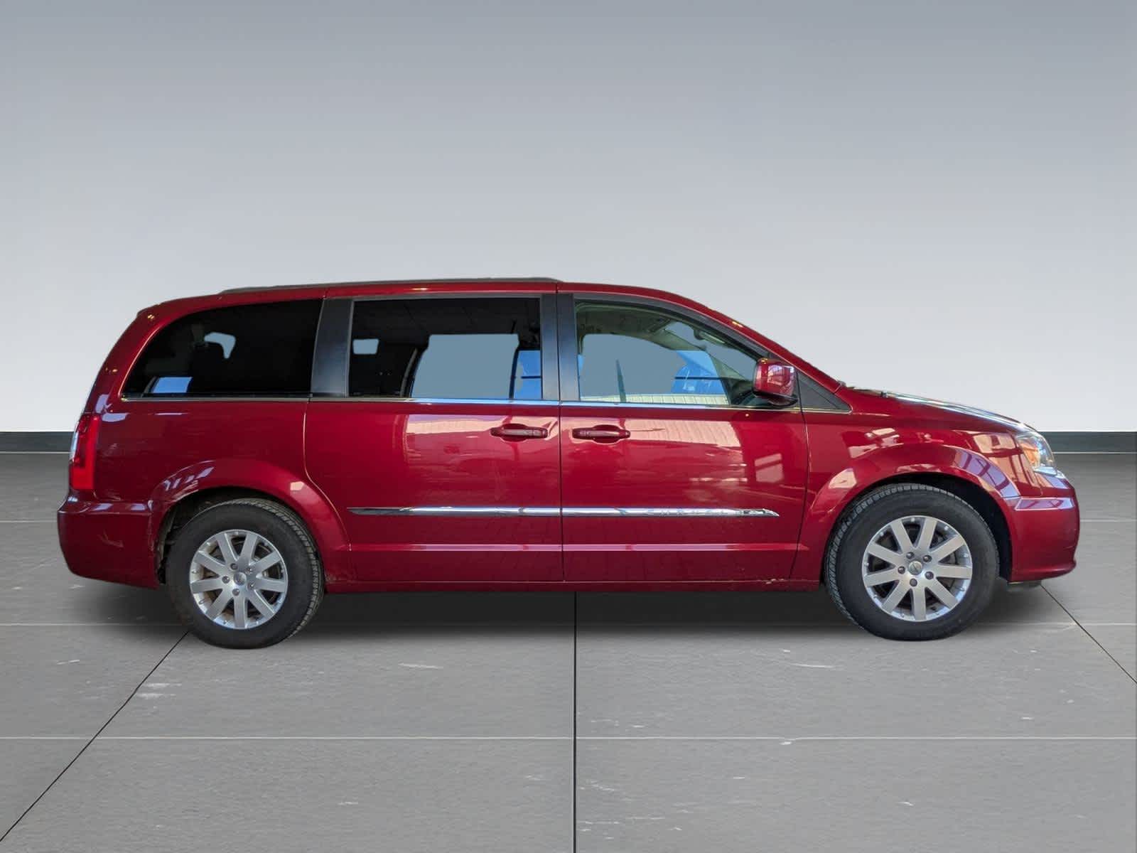 Thumbnail: 2012 Chrysler Town & Country - 7