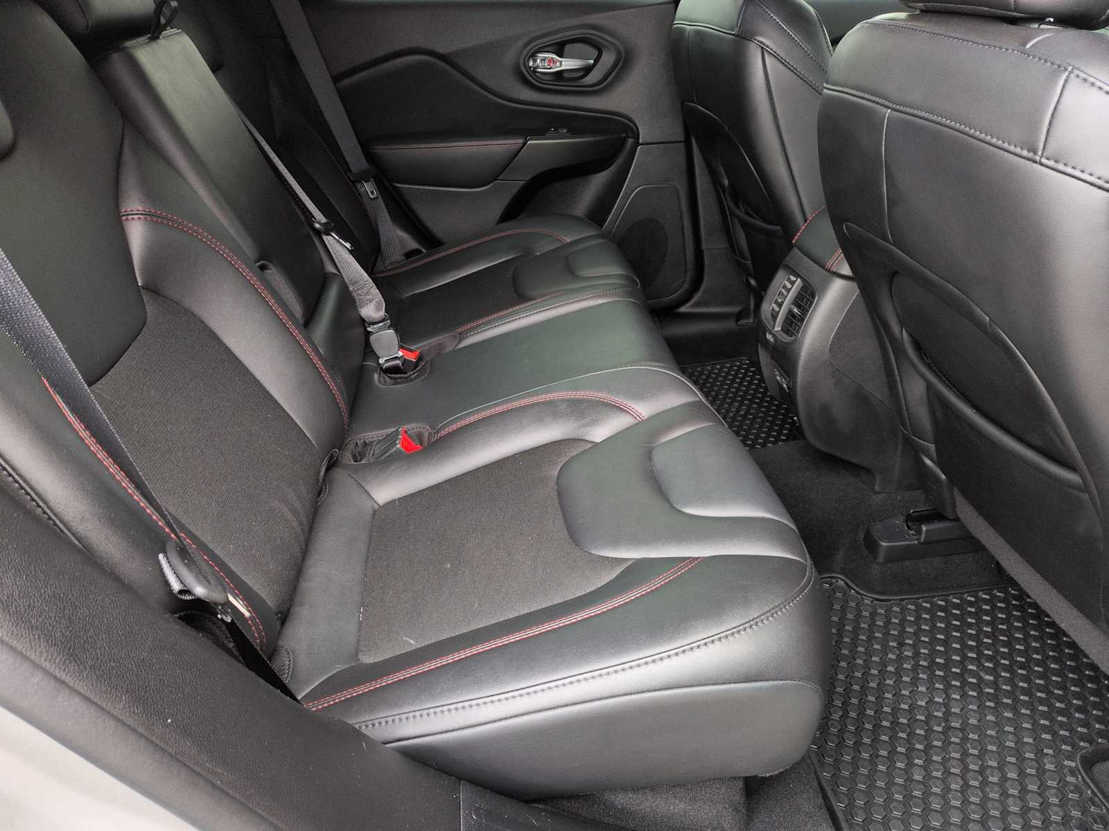 Thumbnail: 2021 Jeep Cherokee - 20