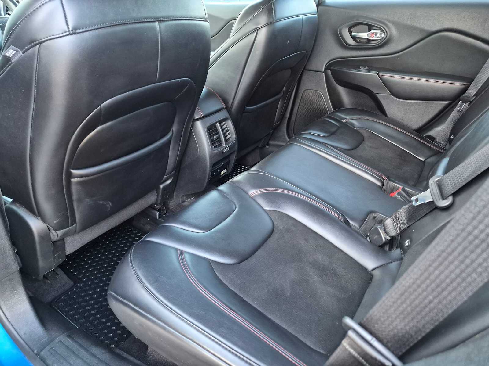 Thumbnail: 2019 Jeep Cherokee - 16