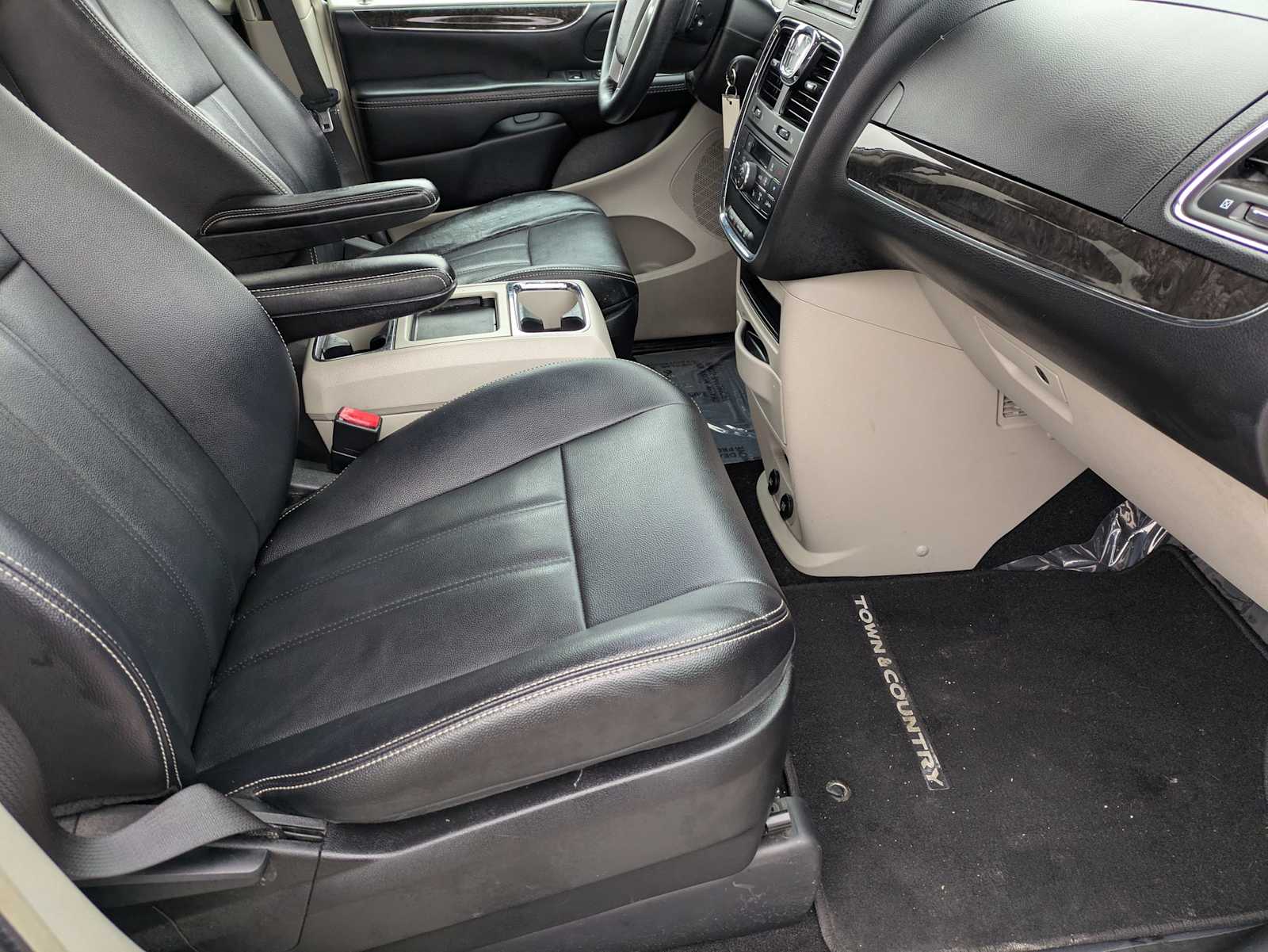 Thumbnail: 2015 Chrysler Town & Country - 19