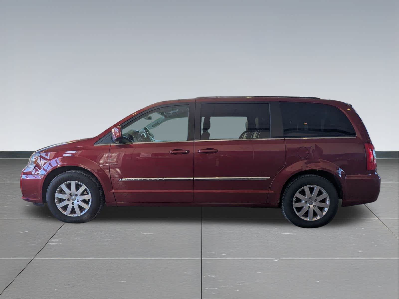 Thumbnail: 2012 Chrysler Town & Country - 3