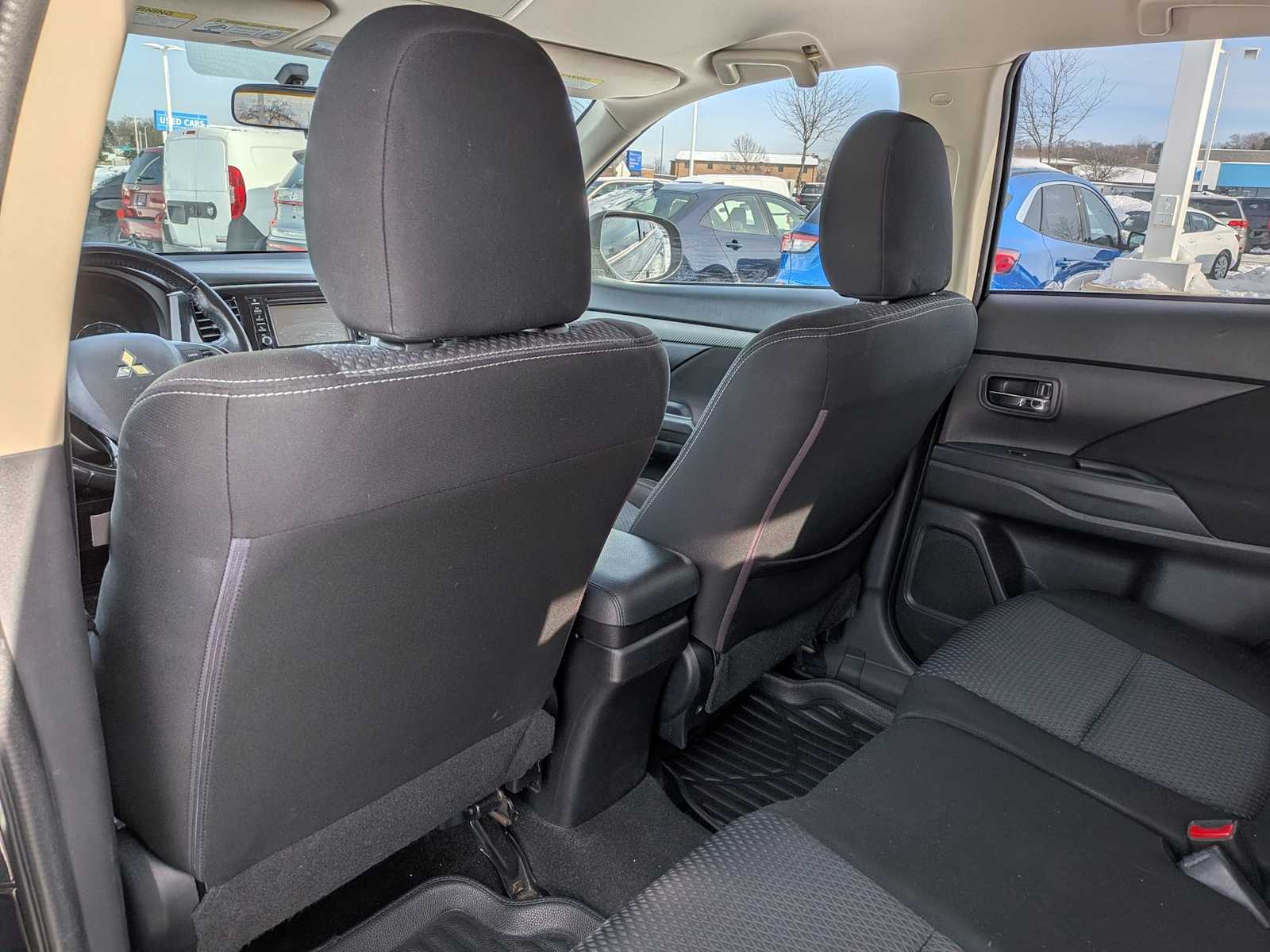 Thumbnail: 2017 Mitsubishi Outlander - 16