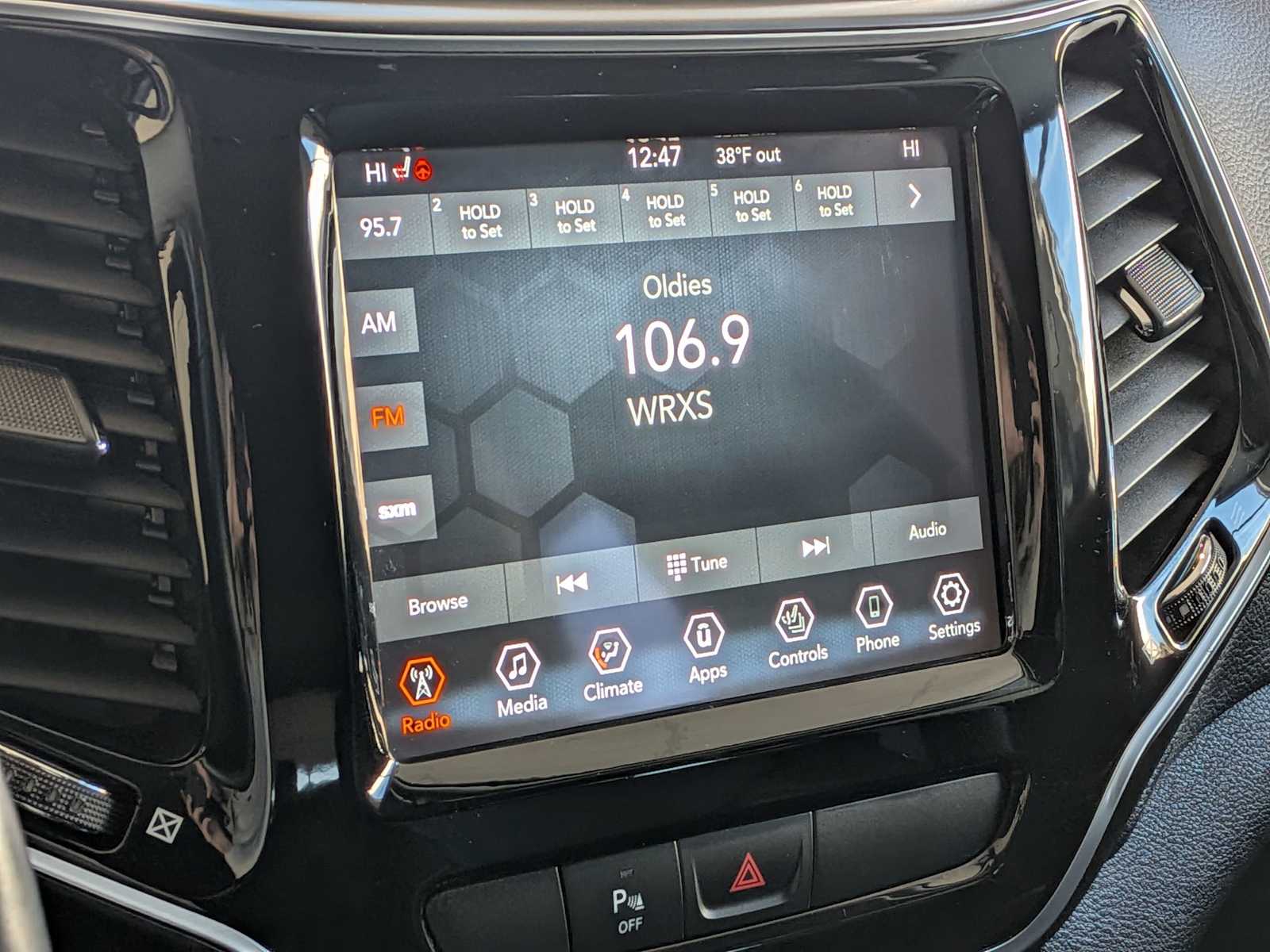 Thumbnail: 2020 Jeep Cherokee - 26