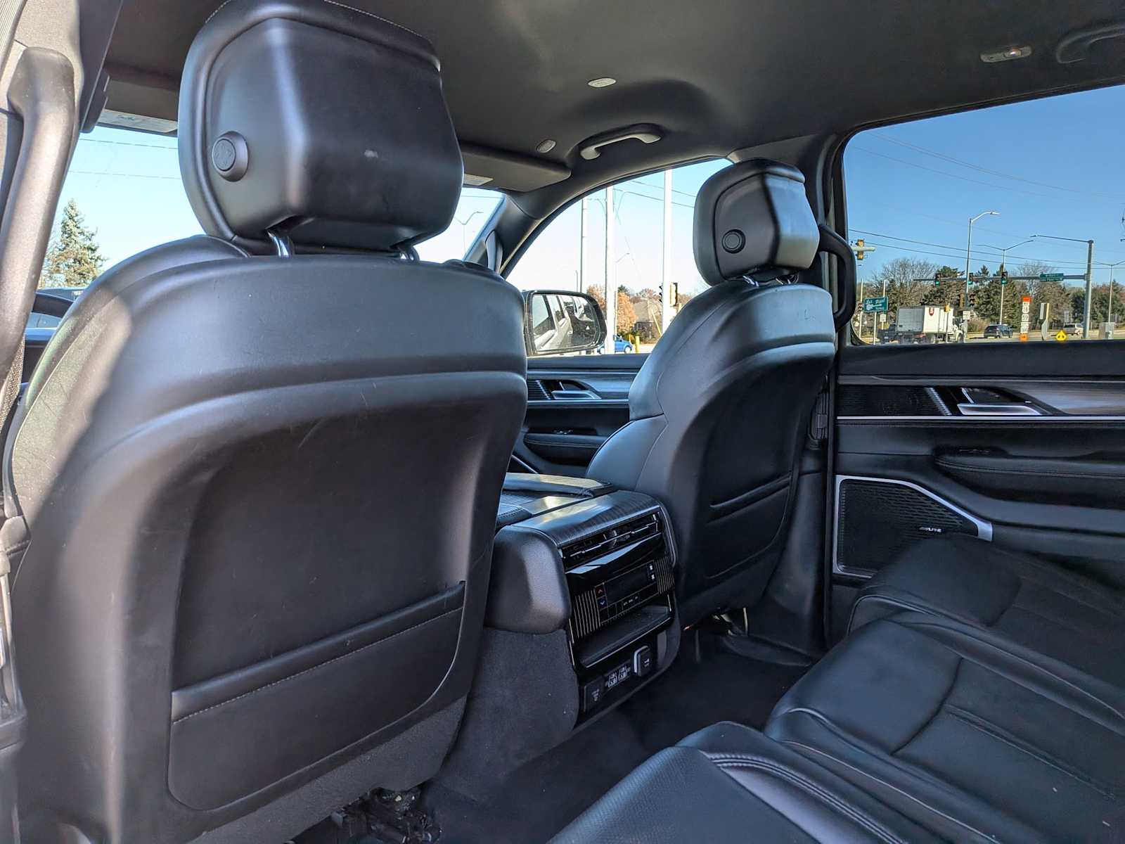 Thumbnail: 2023 Jeep Wagoneer - 17