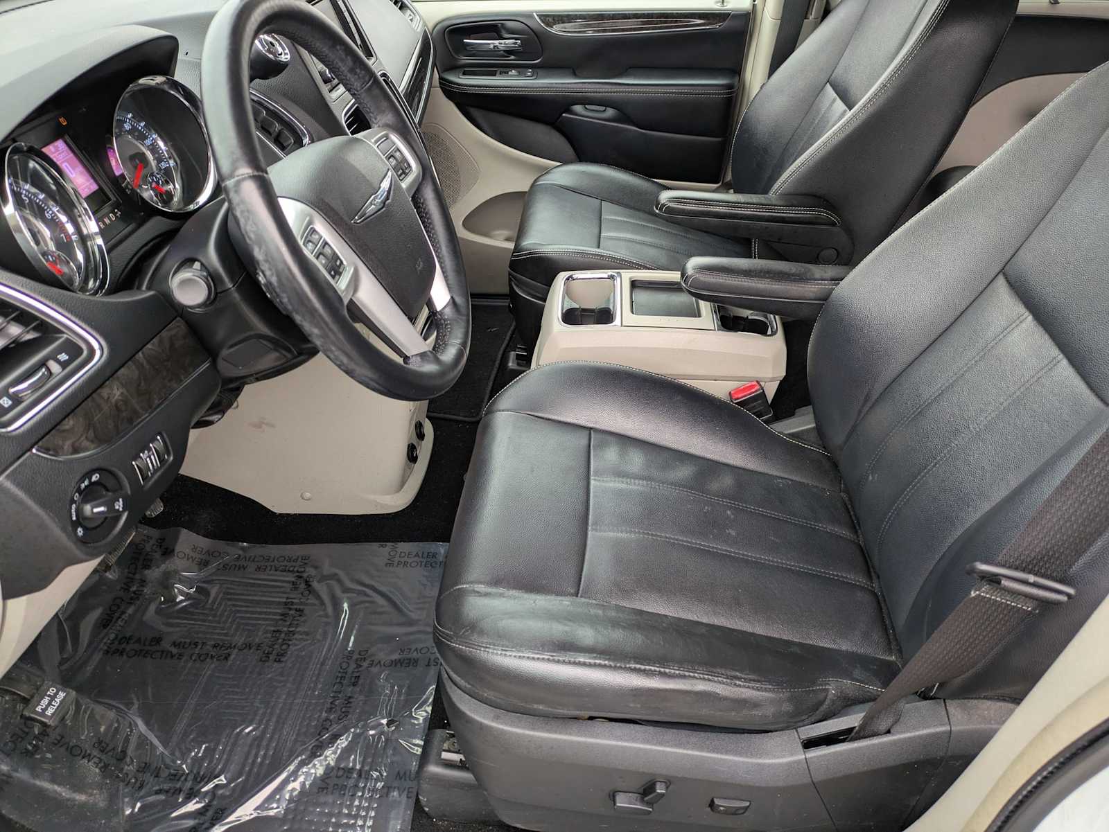 Thumbnail: 2015 Chrysler Town & Country - 14