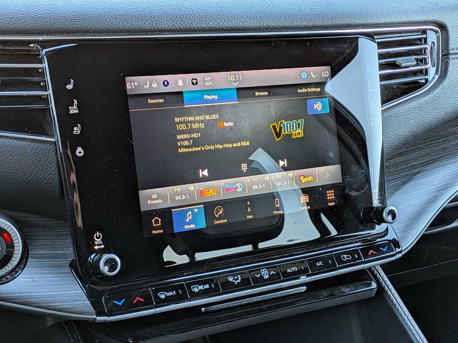 Thumbnail: 2023 Jeep Wagoneer - 26