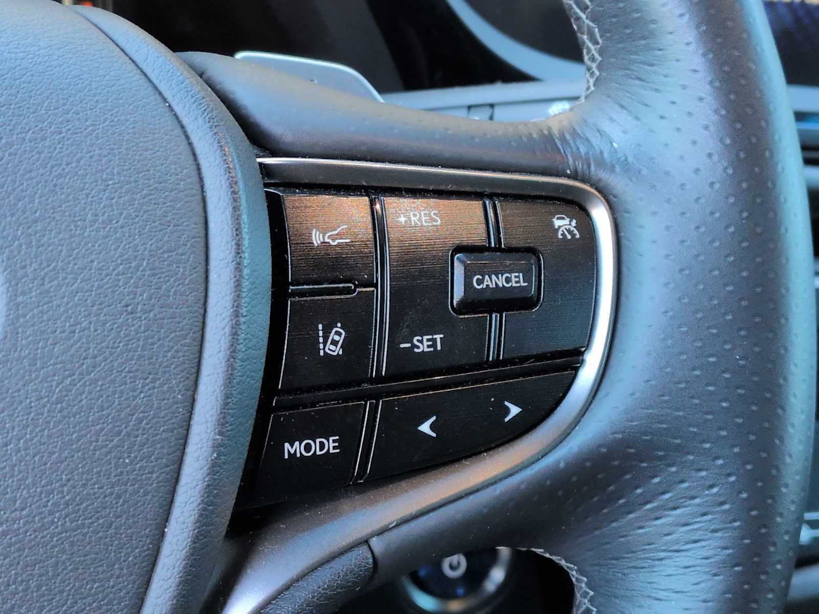 Thumbnail: 2022 Lexus ES - 24