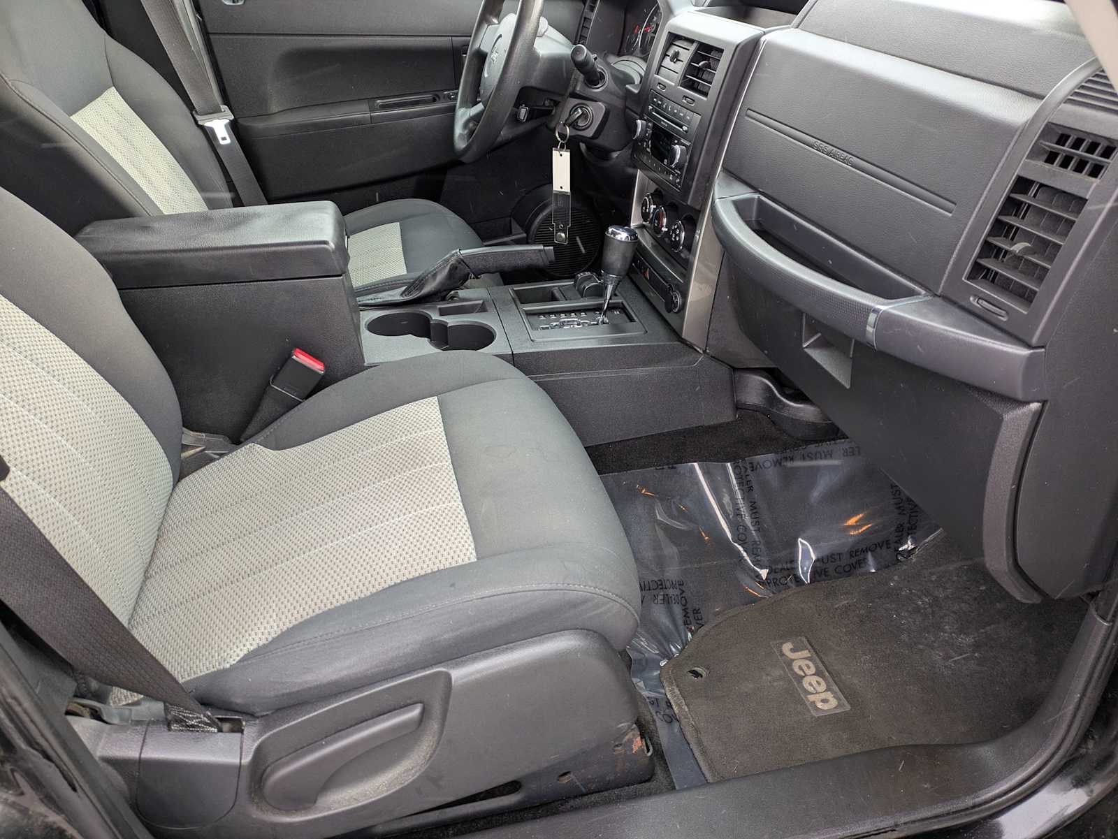 Thumbnail: 2010 Jeep Liberty - 18