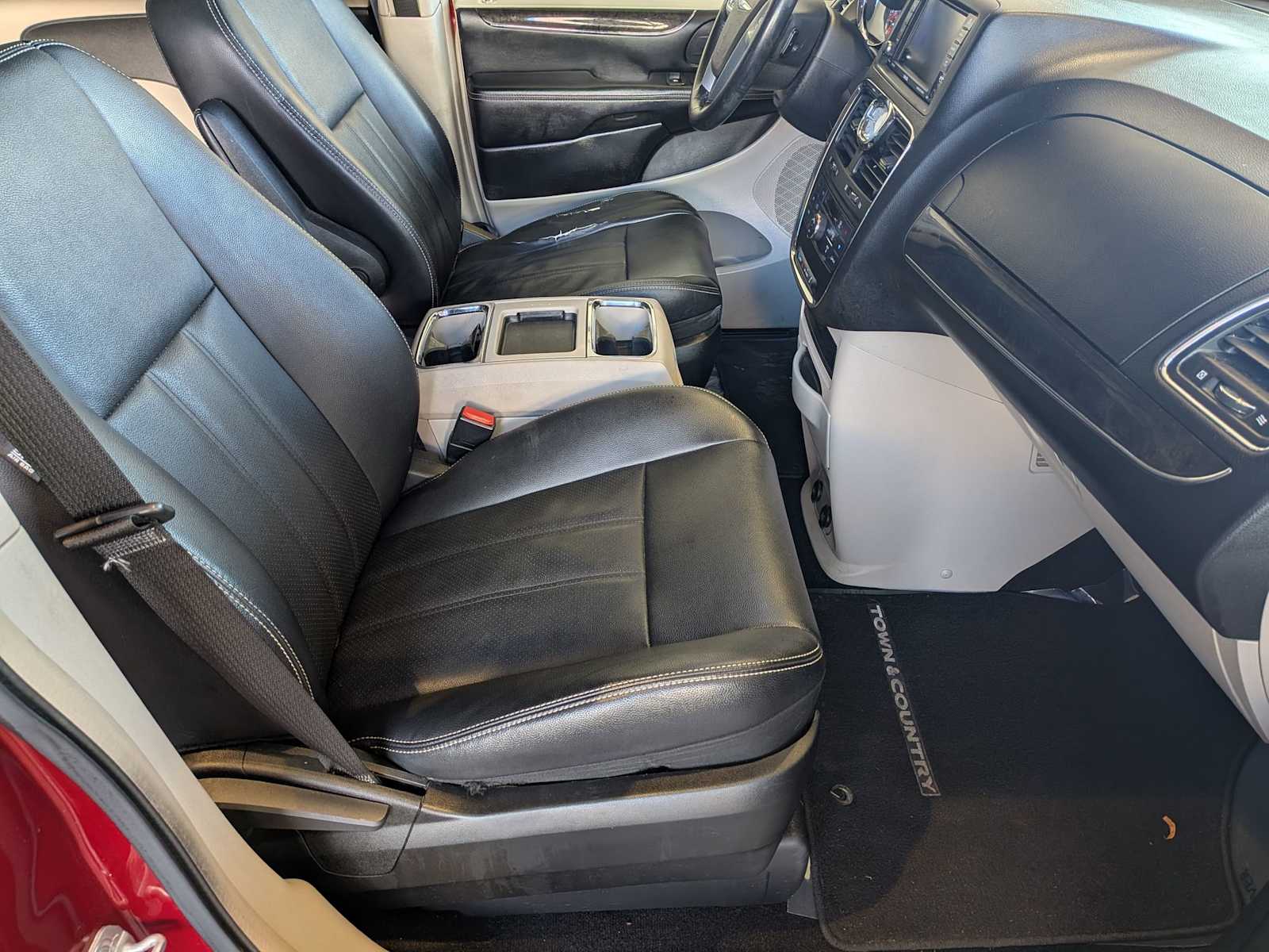 Thumbnail: 2012 Chrysler Town & Country - 18