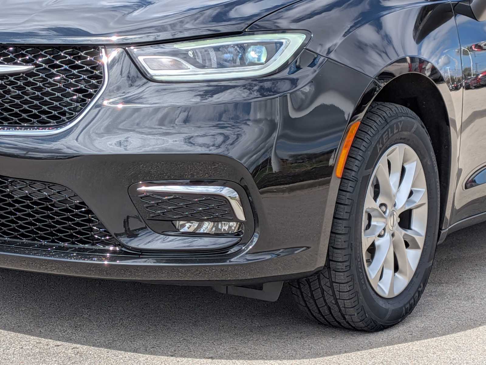 Thumbnail: 2023 Chrysler Pacifica - 11