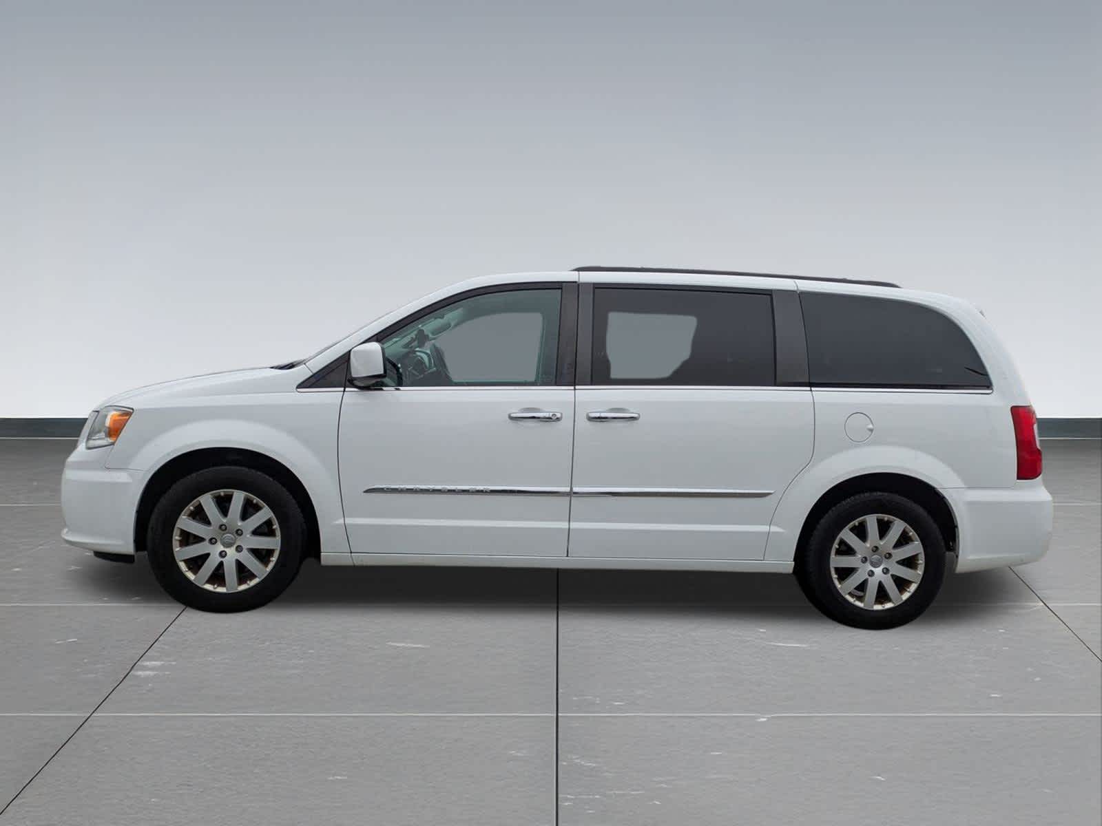 Thumbnail: 2015 Chrysler Town & Country - 3