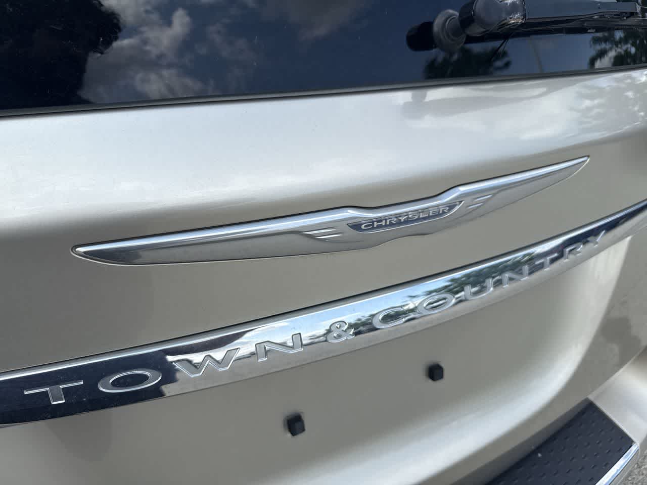 Thumbnail: 2014 Chrysler Town & Country - 11