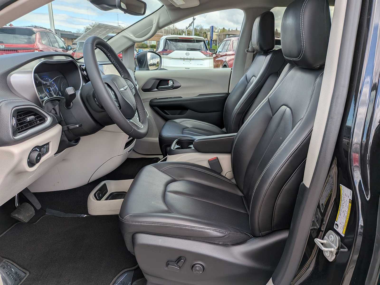 Thumbnail: 2023 Chrysler Pacifica - 15