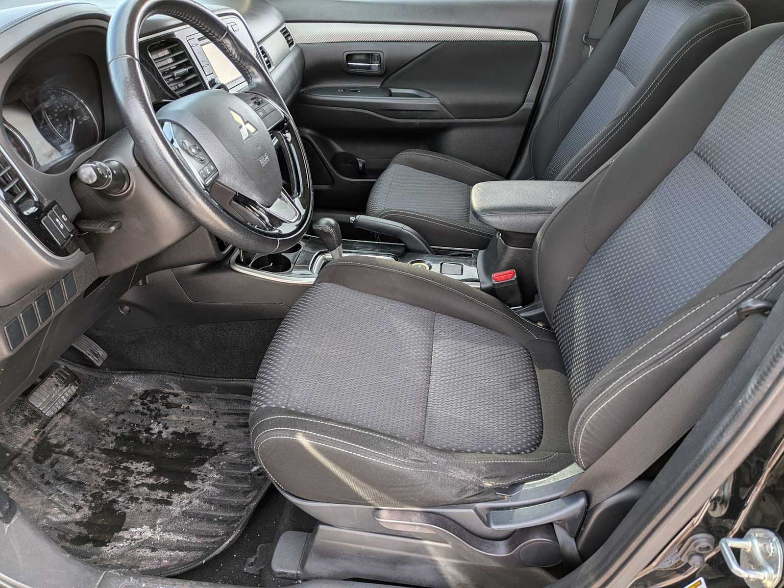 Thumbnail: 2017 Mitsubishi Outlander - 15