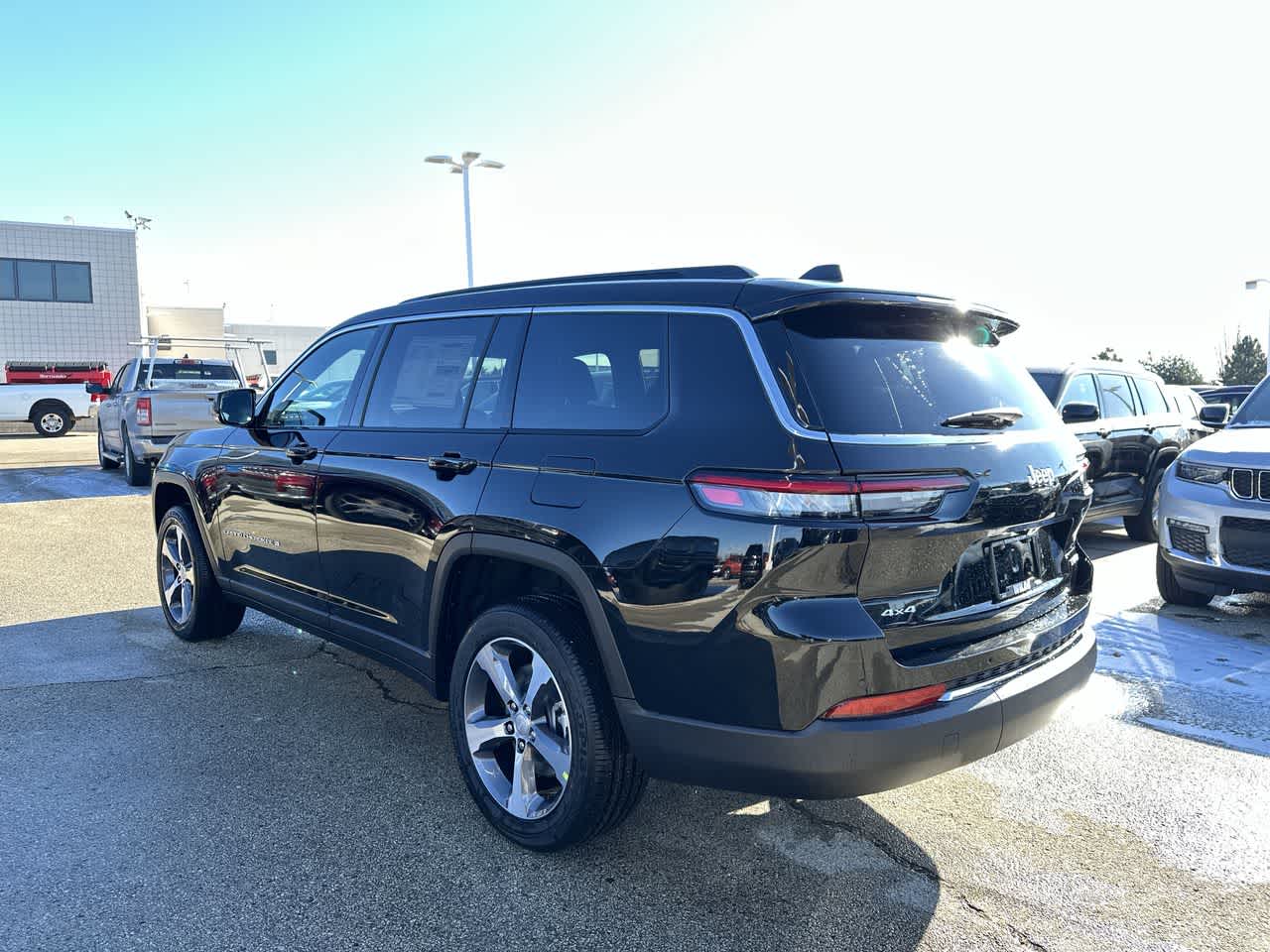 2025 Jeep Grand Cherokee Limited photo 3