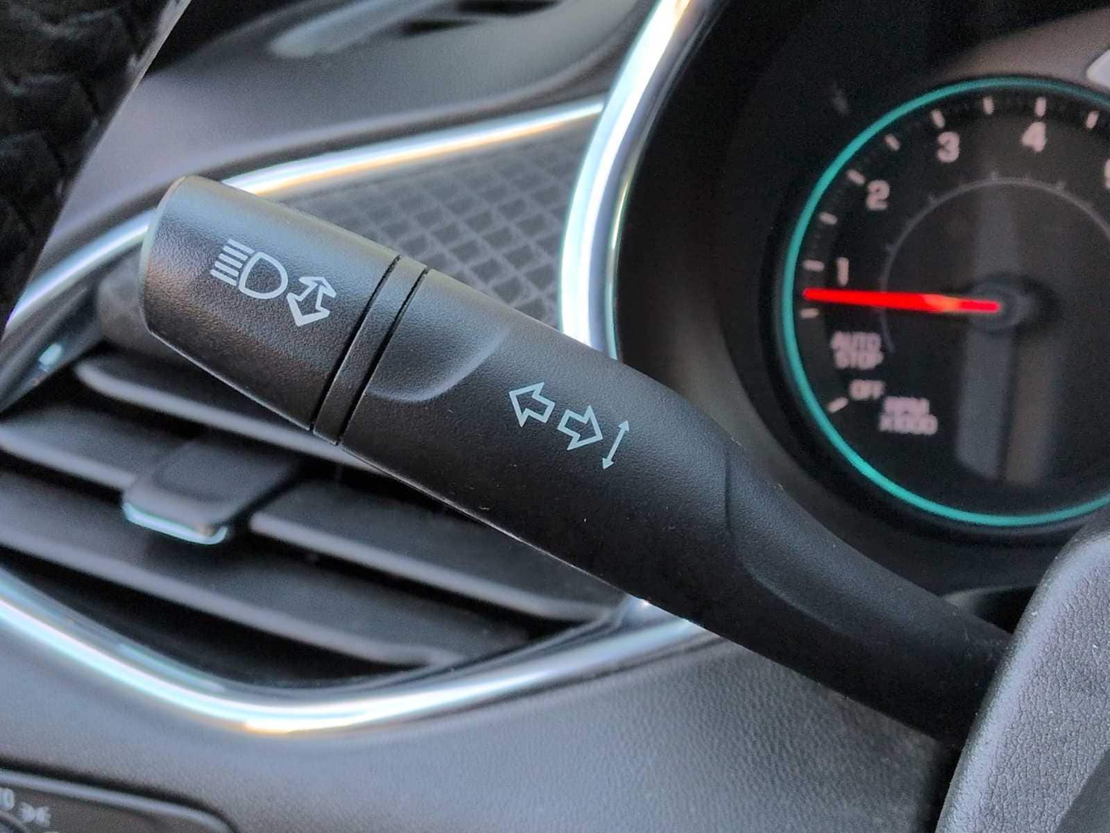 Thumbnail: 2016 Chevrolet Malibu - 25