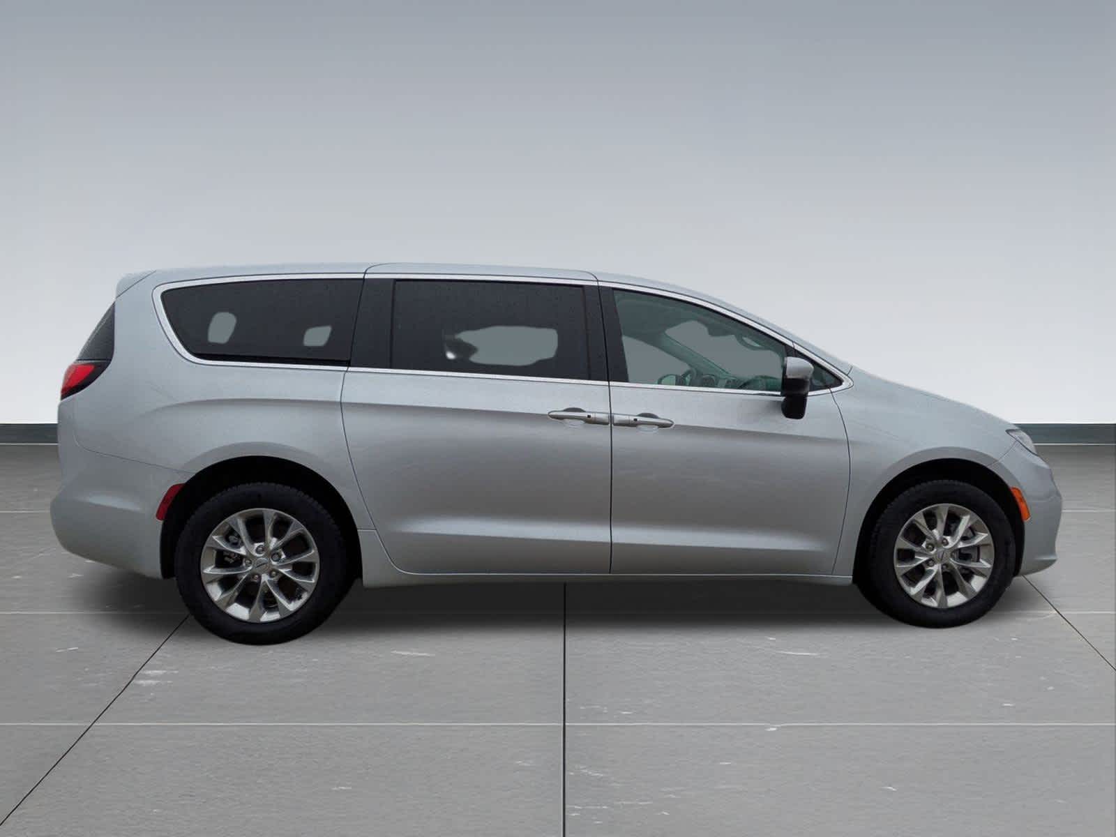 Thumbnail: 2023 Chrysler Pacifica - 7