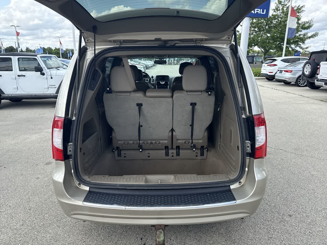 Thumbnail: 2014 Chrysler Town & Country - 12
