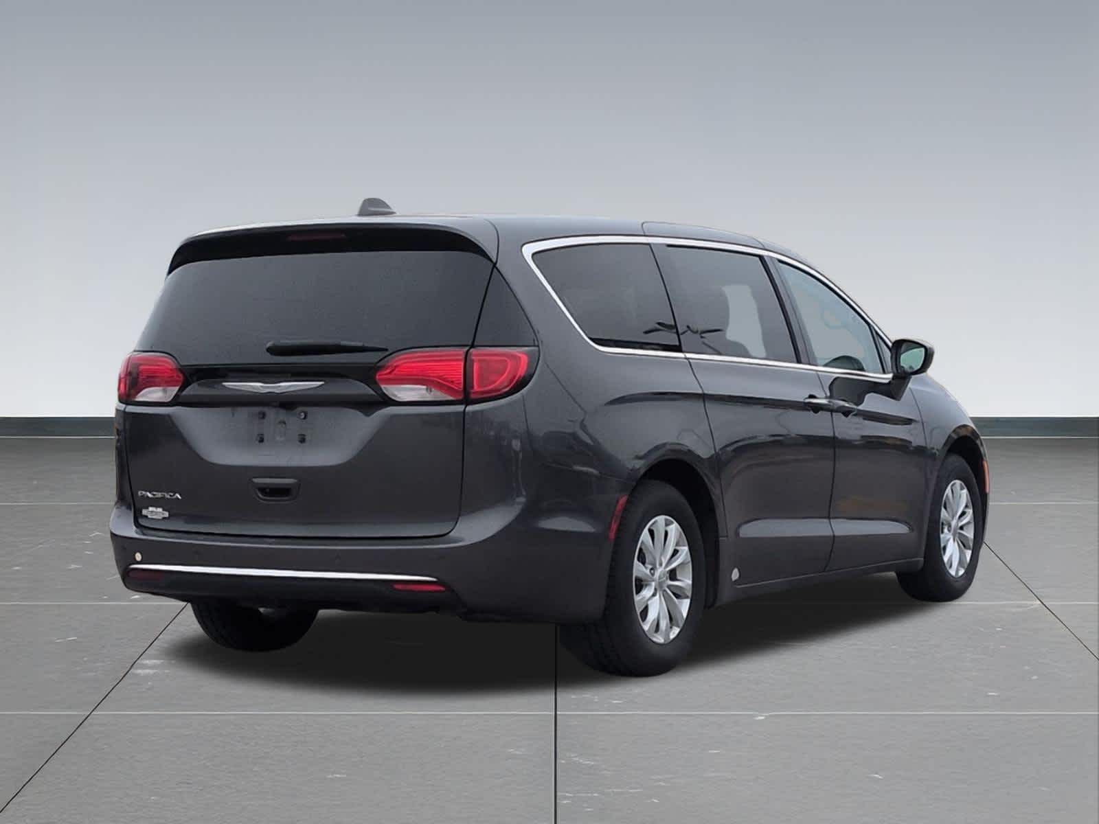 Thumbnail: 2018 Chrysler Pacifica - 4