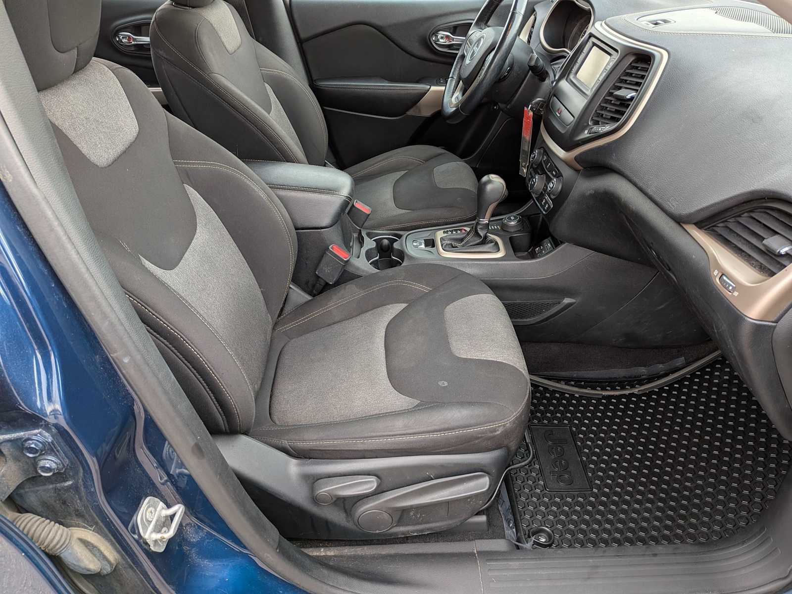 Thumbnail: 2018 Jeep Cherokee - 19