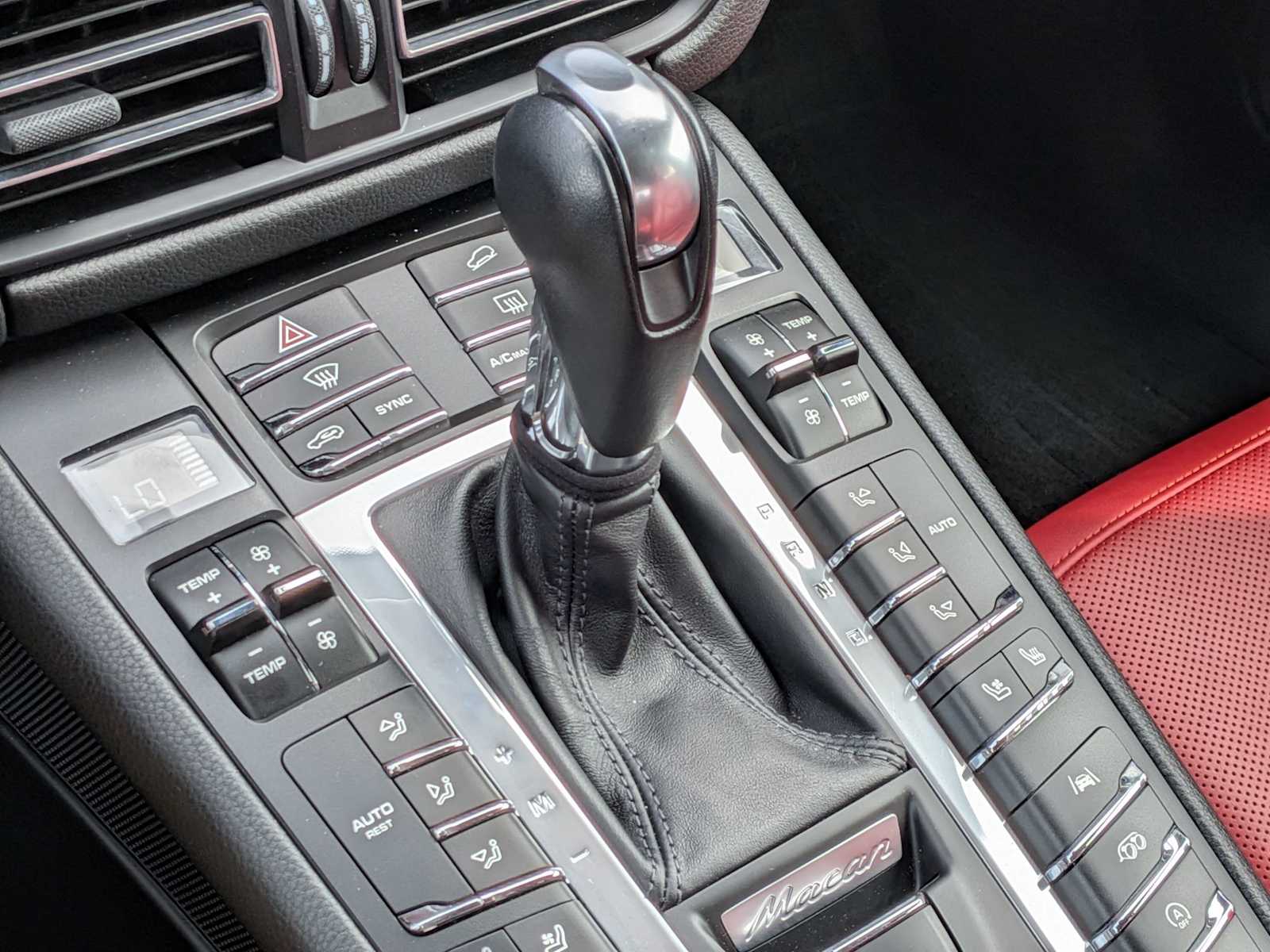Thumbnail: 2021 Porsche Macan - 32