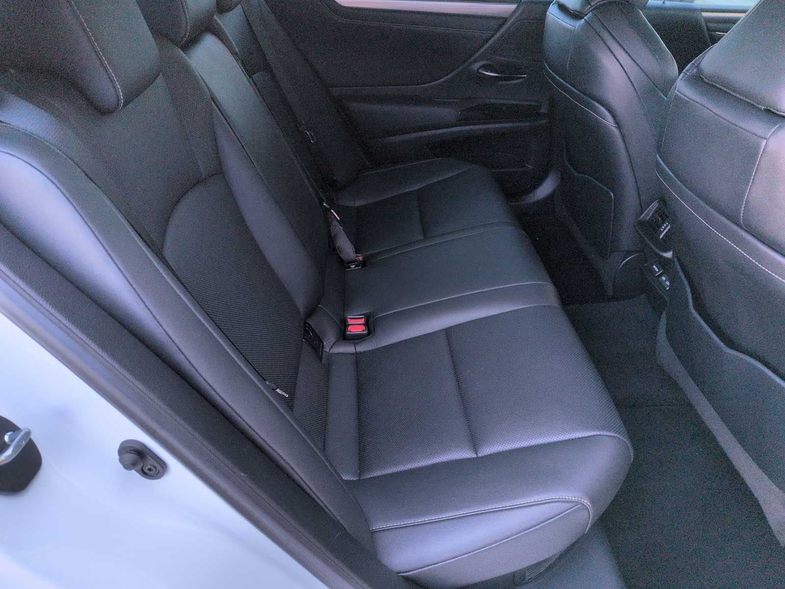 Thumbnail: 2022 Lexus ES - 20