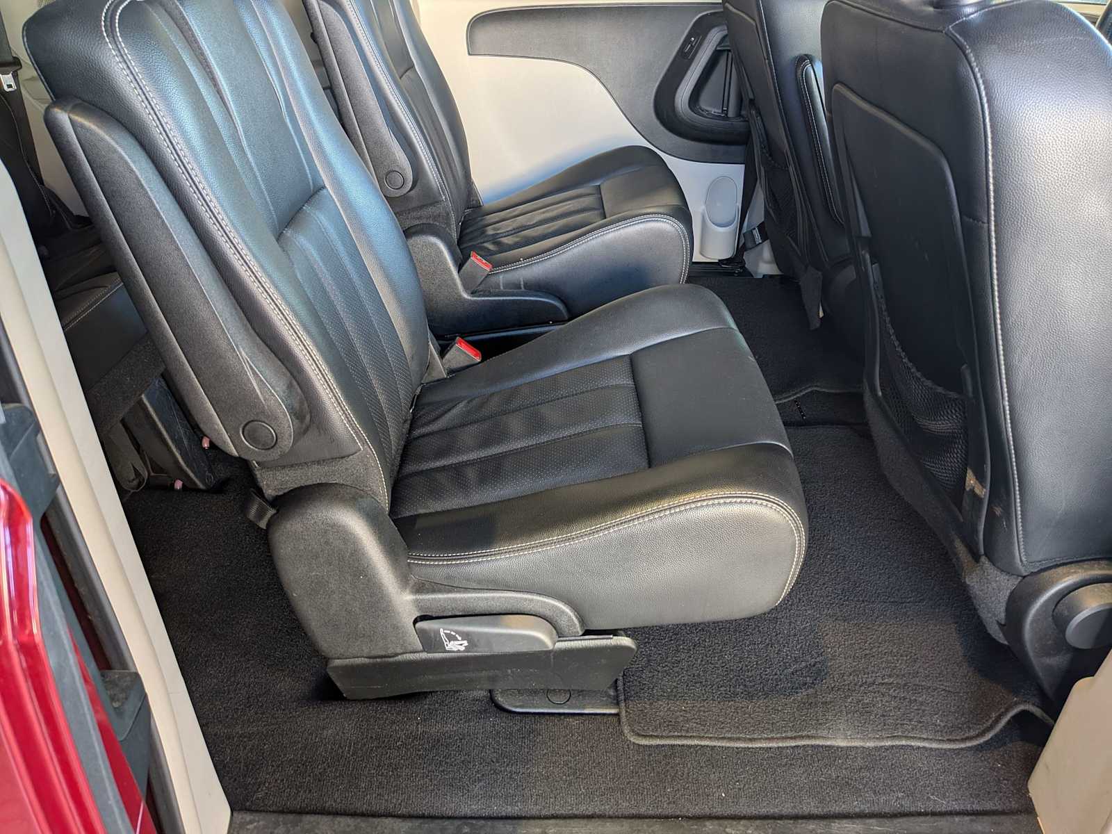 Thumbnail: 2012 Chrysler Town & Country - 17