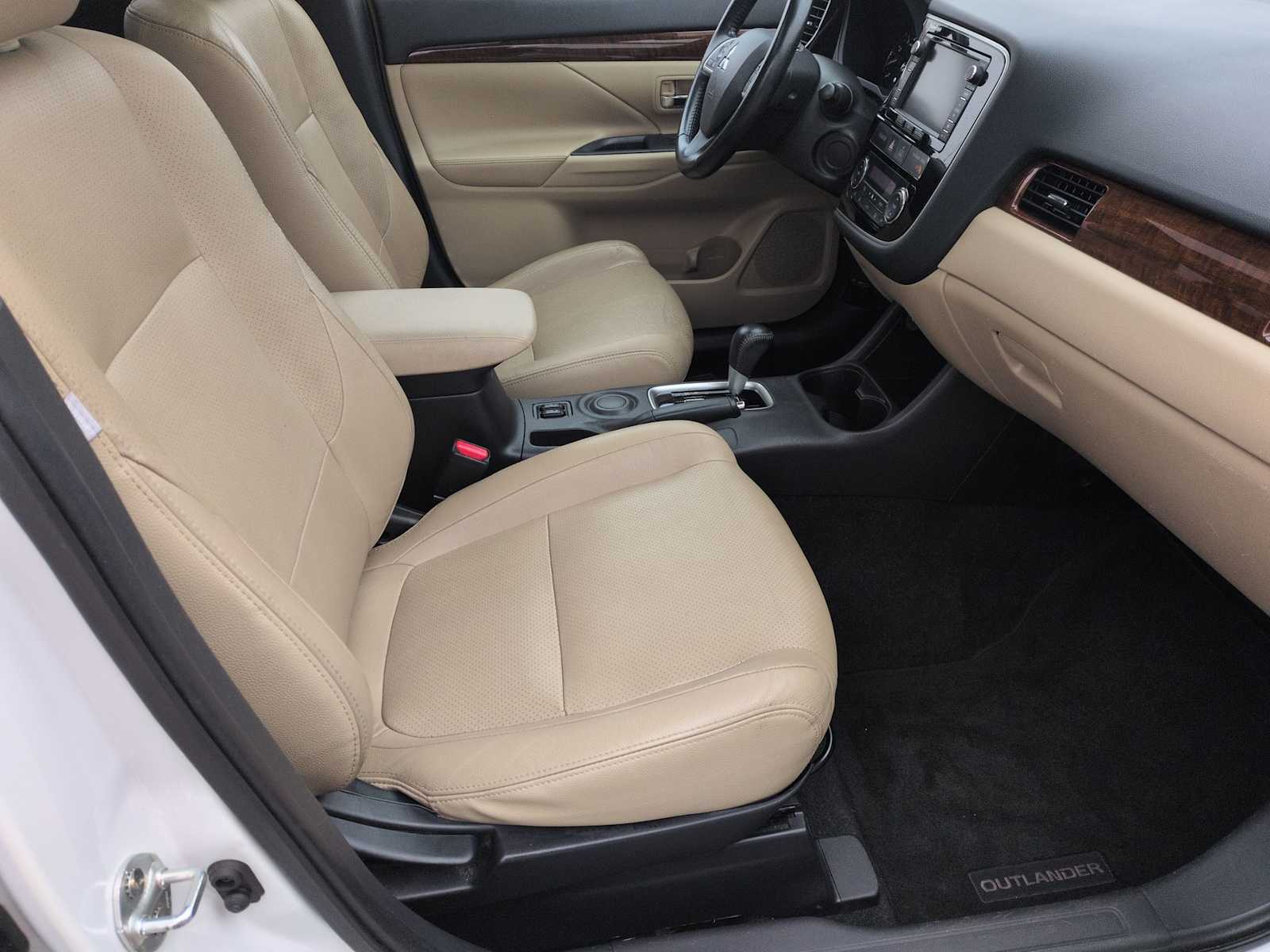 Thumbnail: 2014 Mitsubishi Outlander - 21