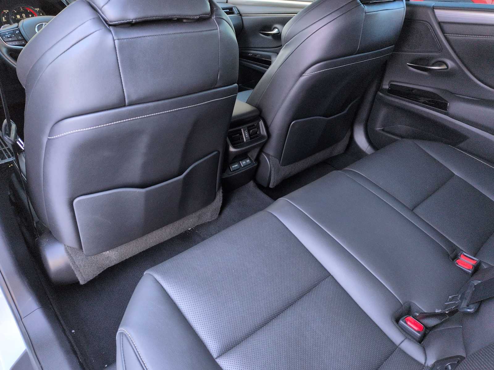 Thumbnail: 2022 Lexus ES - 17