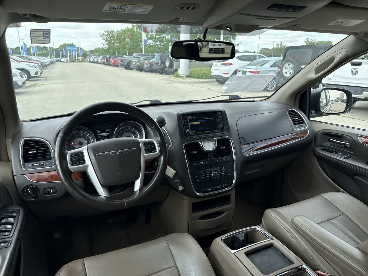 Thumbnail: 2014 Chrysler Town & Country - 13