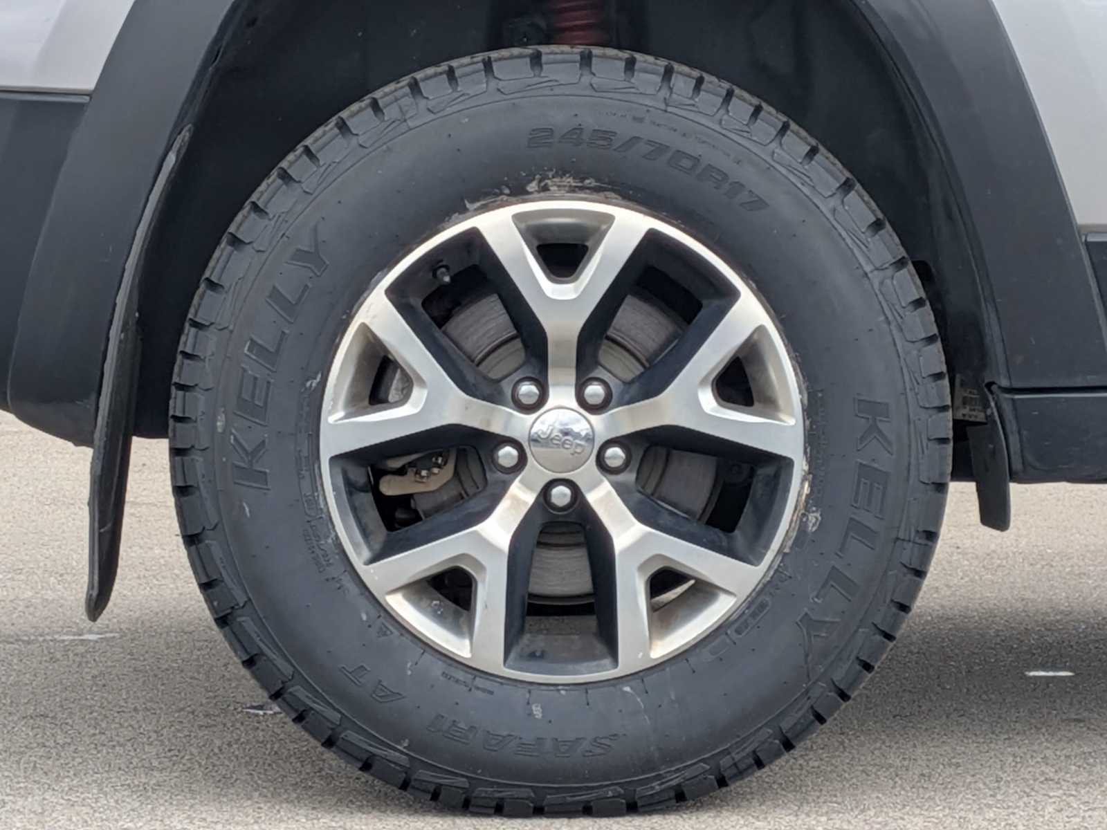 Thumbnail: 2015 Jeep Cherokee - 13