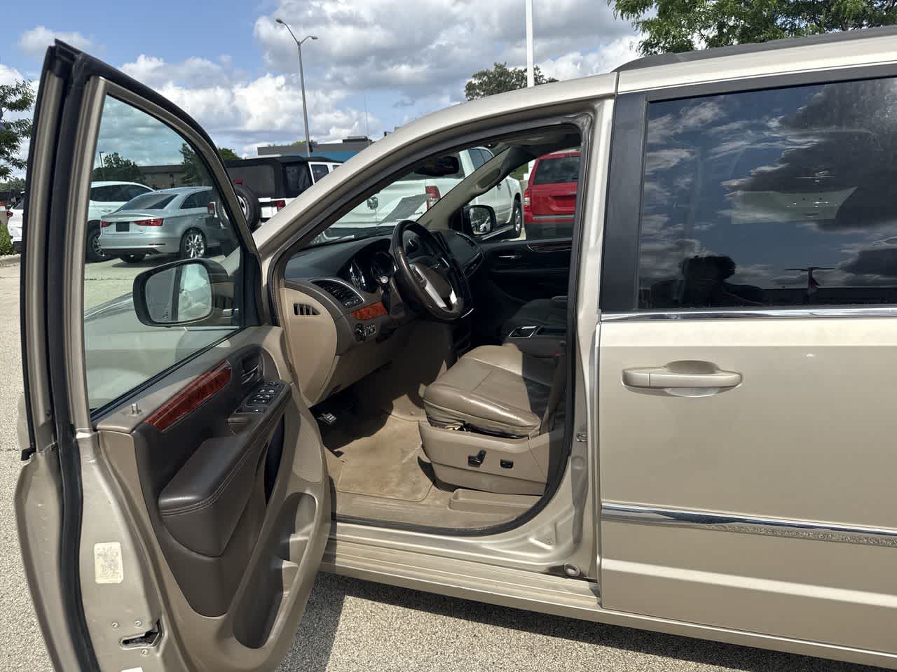 Thumbnail: 2014 Chrysler Town & Country - 2