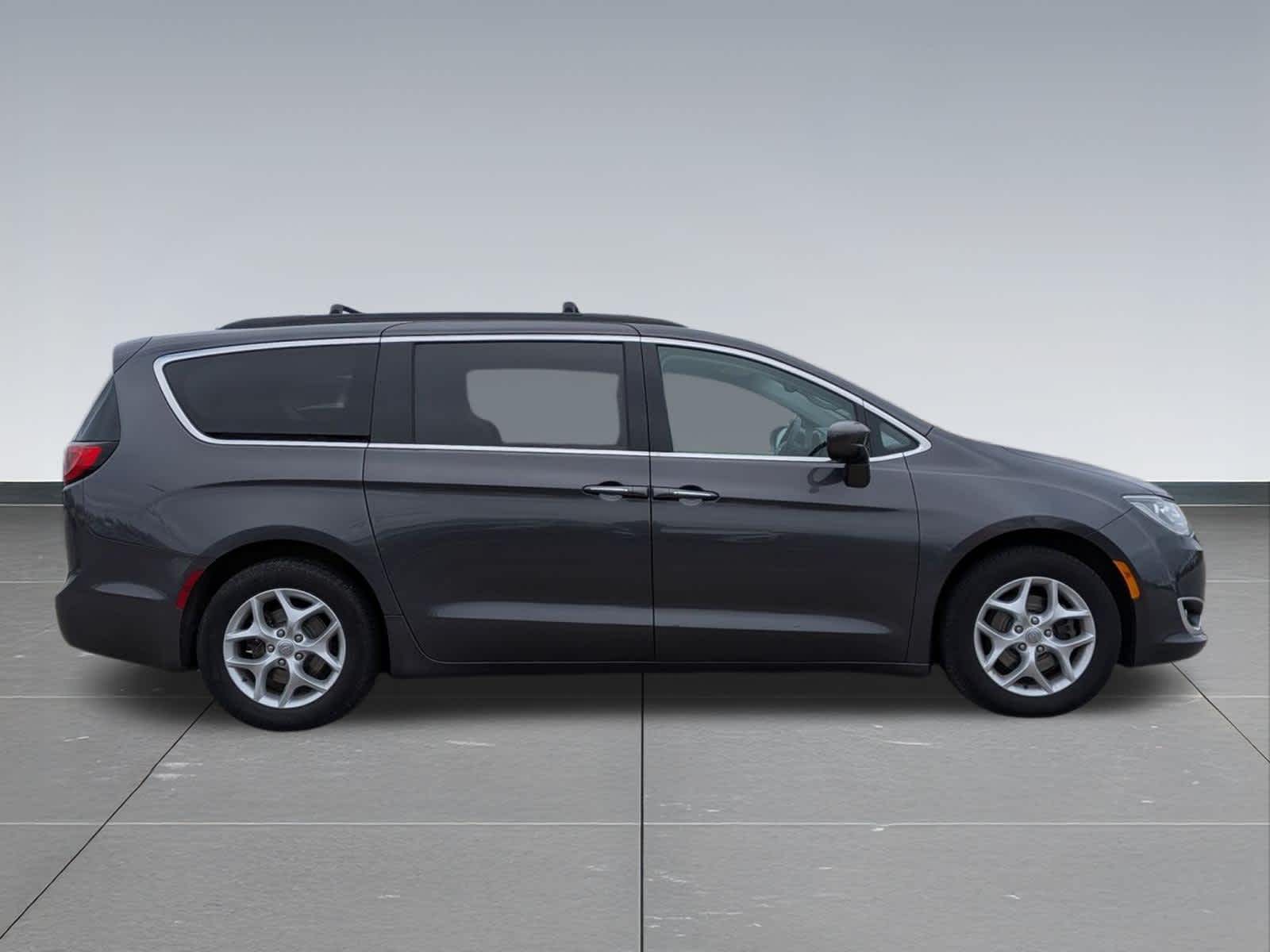 Thumbnail: 2018 Chrysler Pacifica - 7
