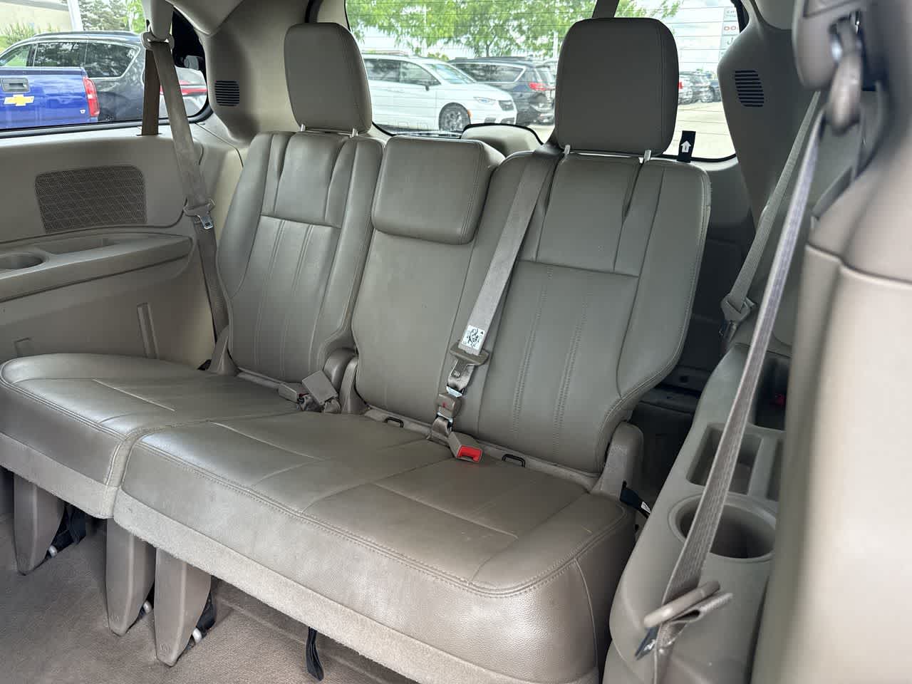 Thumbnail: 2014 Chrysler Town & Country - 16