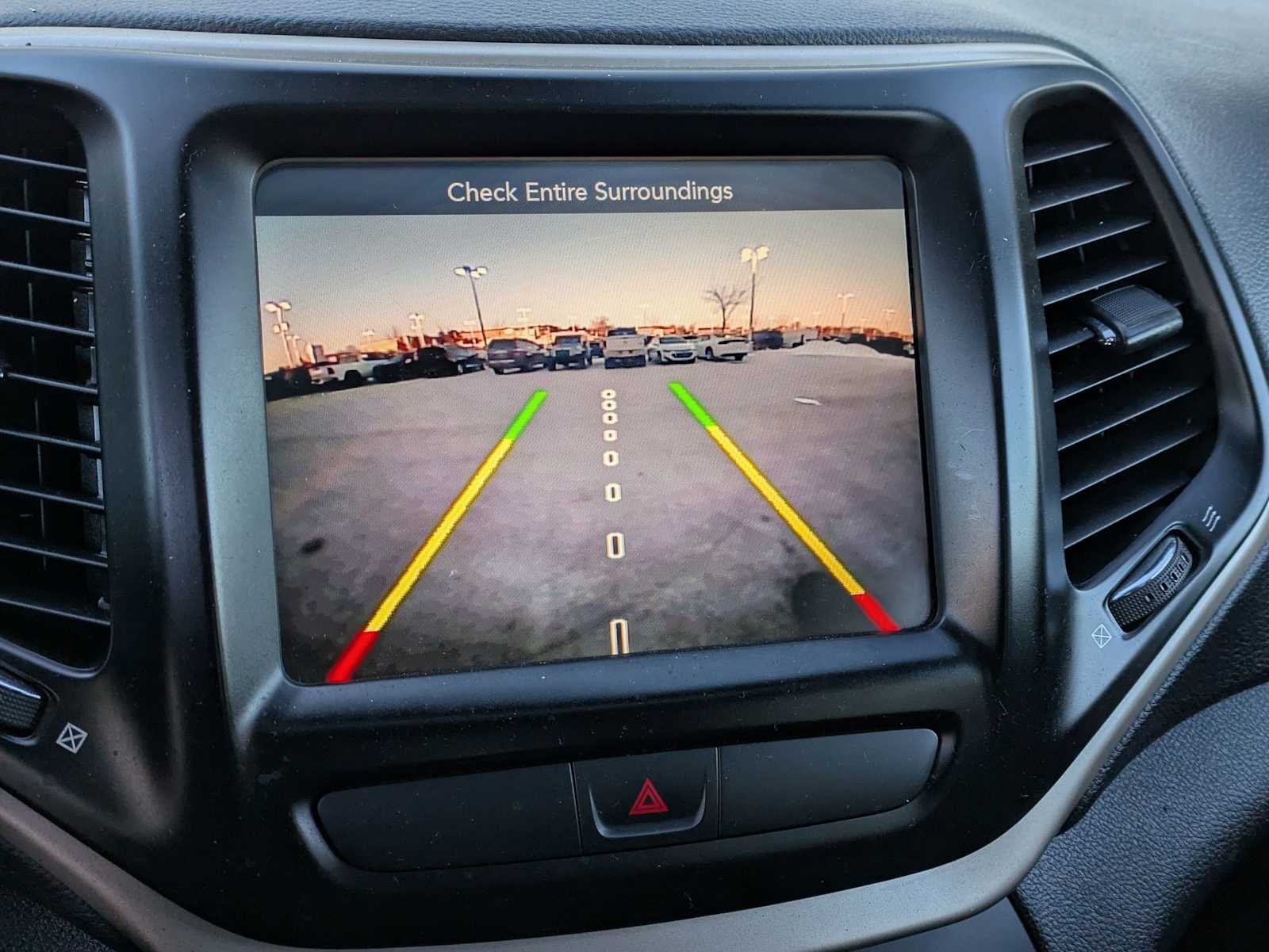 Thumbnail: 2016 Jeep Cherokee - 28