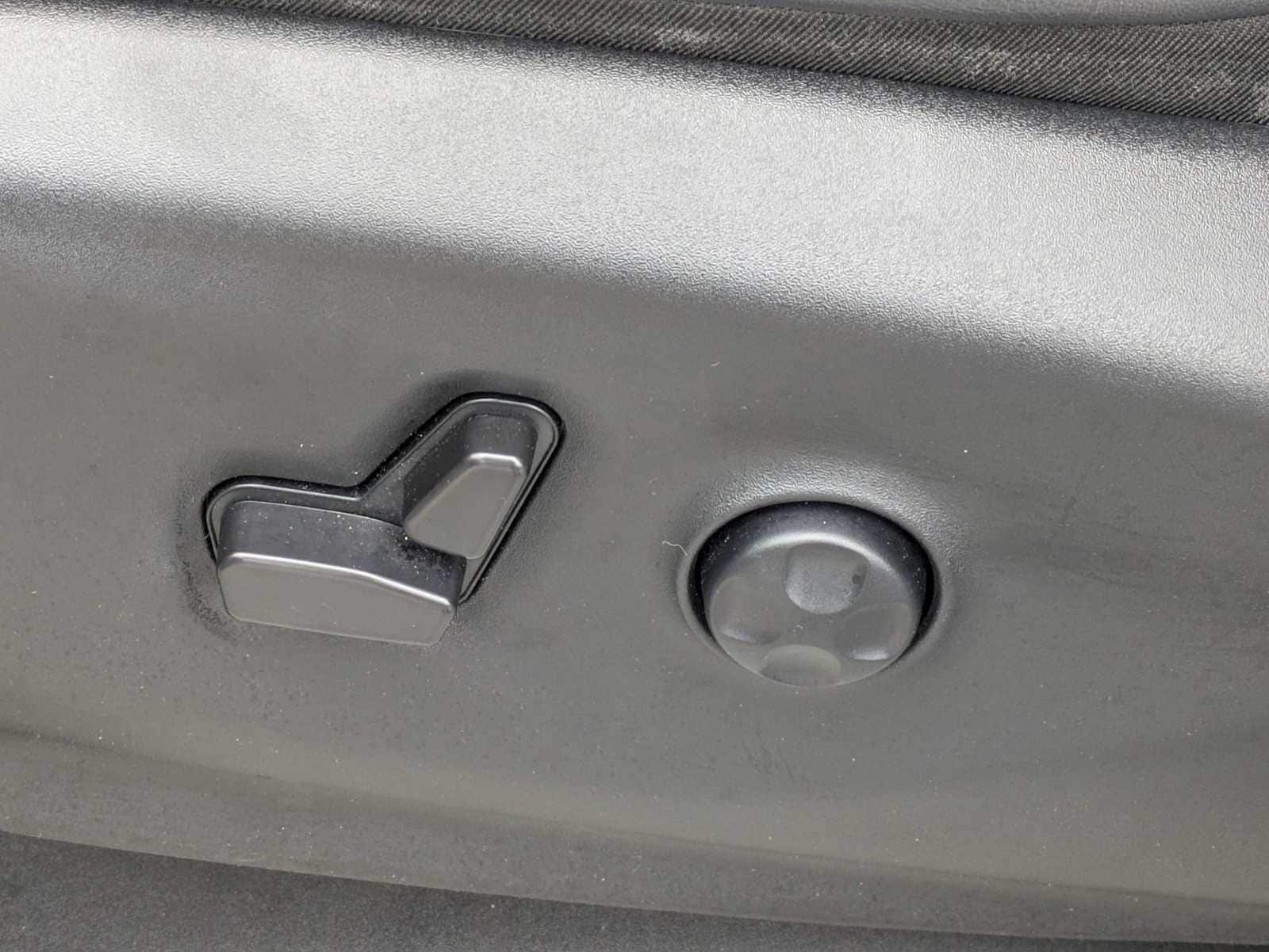 Thumbnail: 2023 Chrysler Pacifica - 16