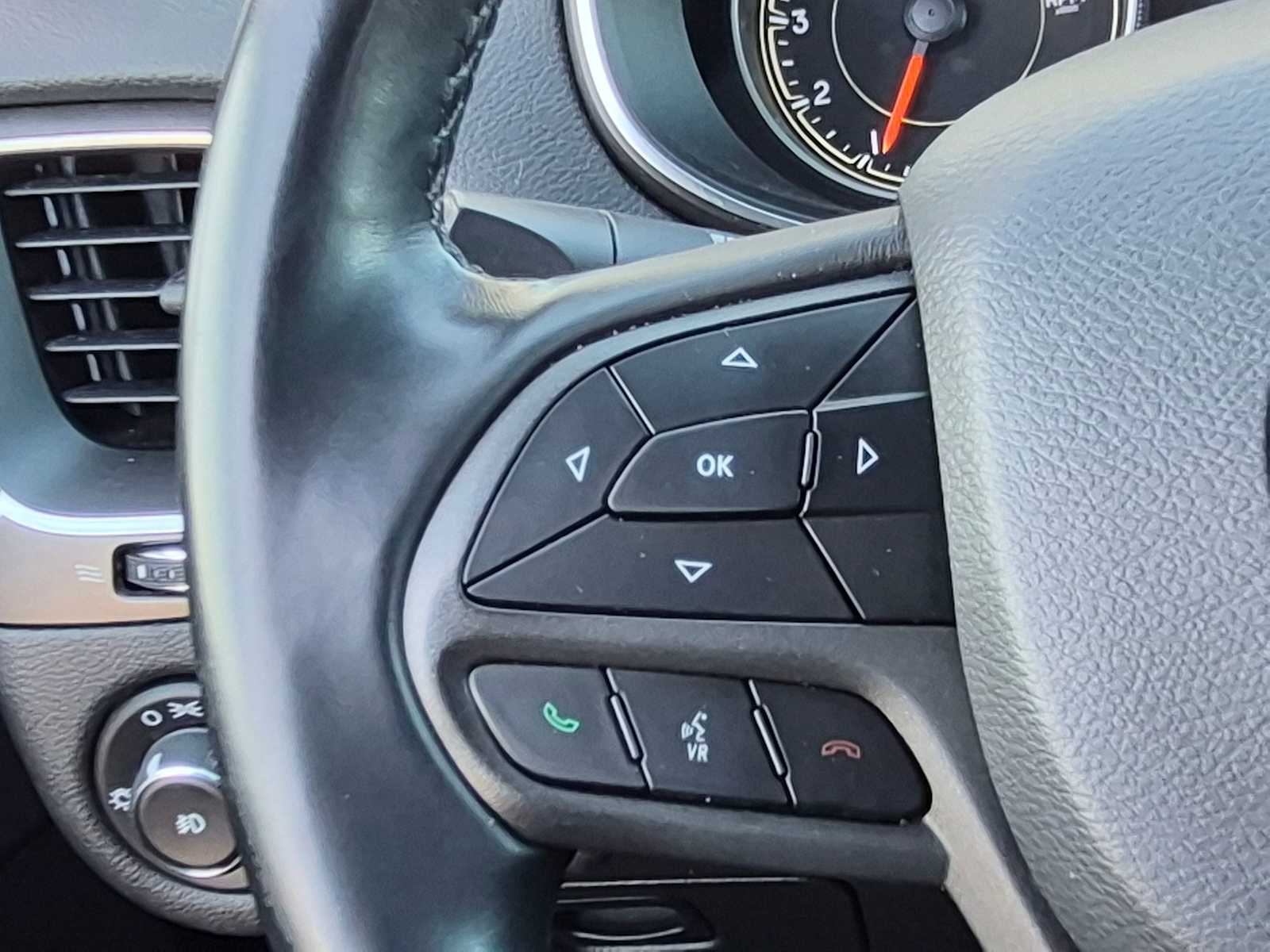 Thumbnail: 2019 Jeep Cherokee - 21