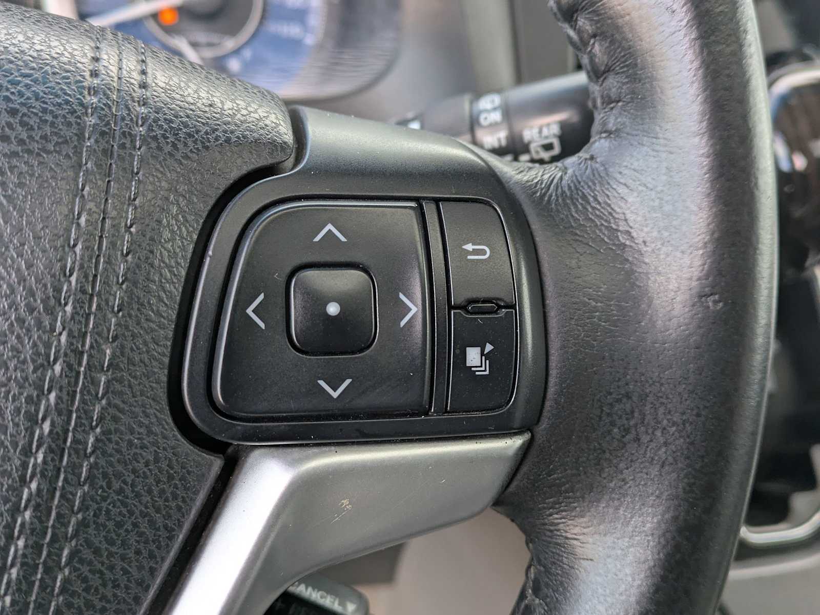 Thumbnail: 2015 Toyota Sienna - 25