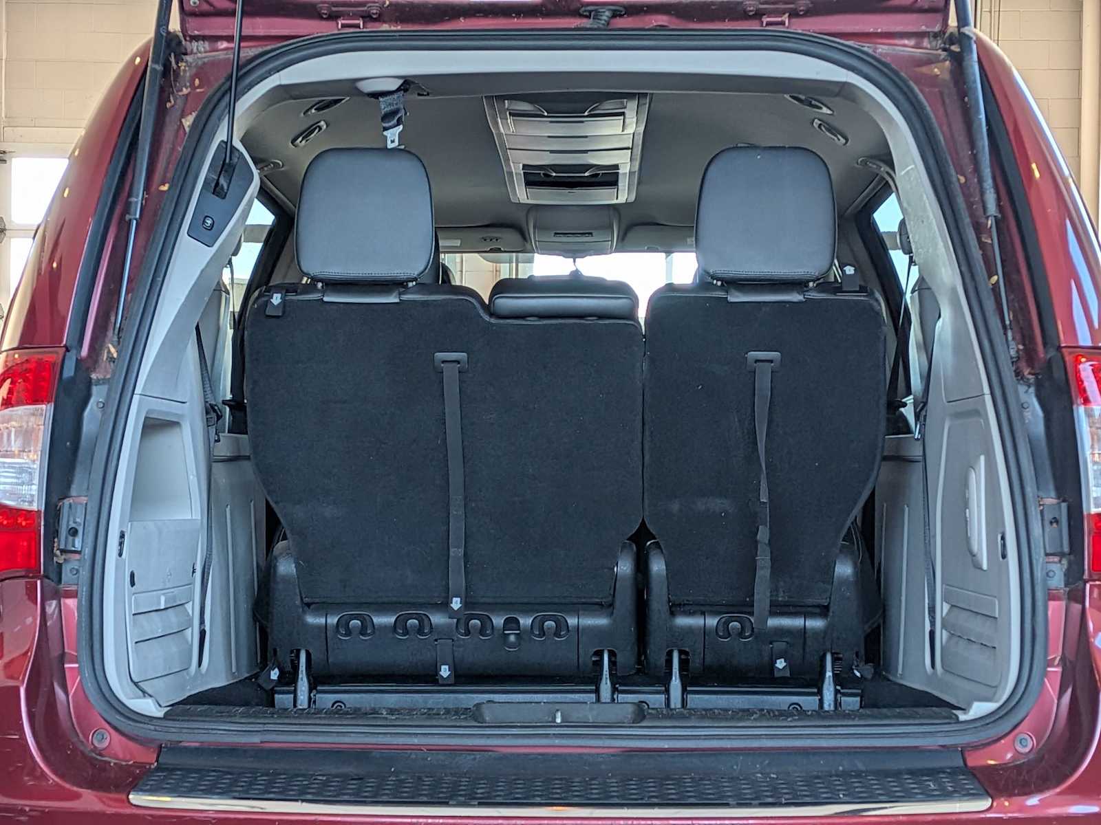 Thumbnail: 2012 Chrysler Town & Country - 27