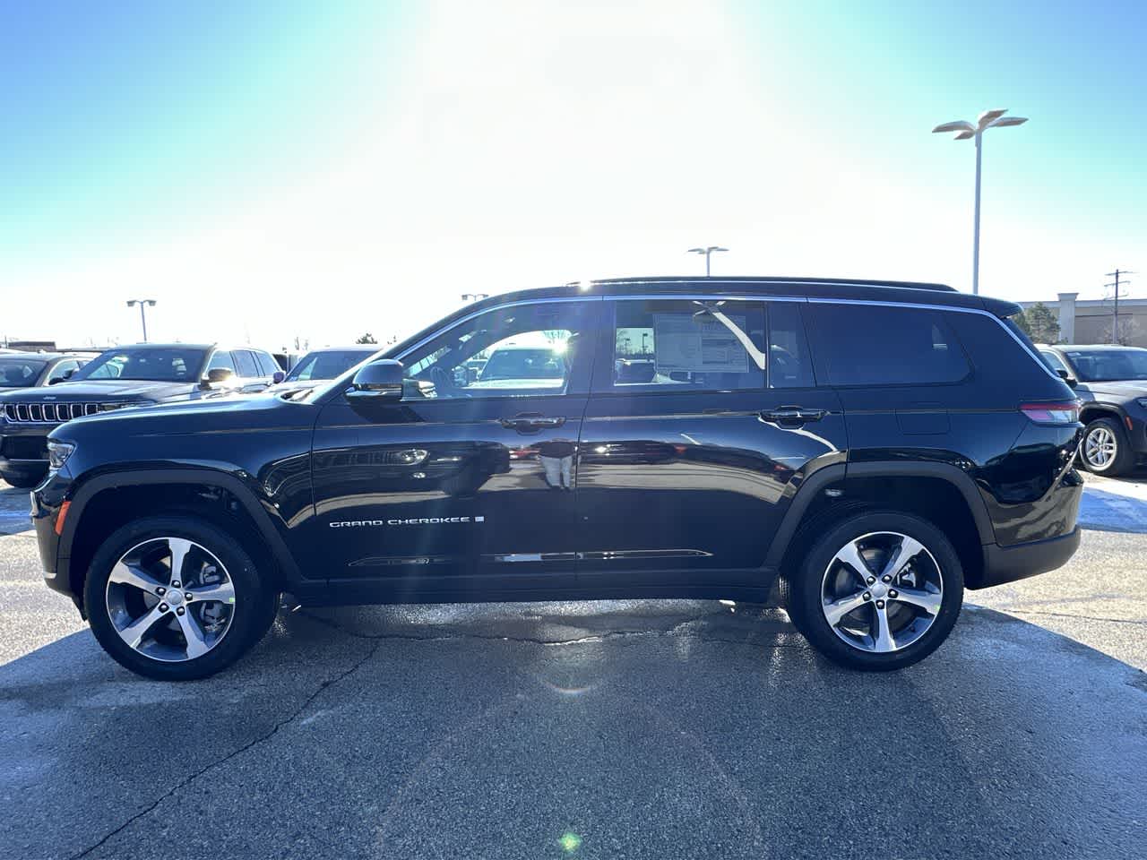 2025 Jeep Grand Cherokee Limited photo 2