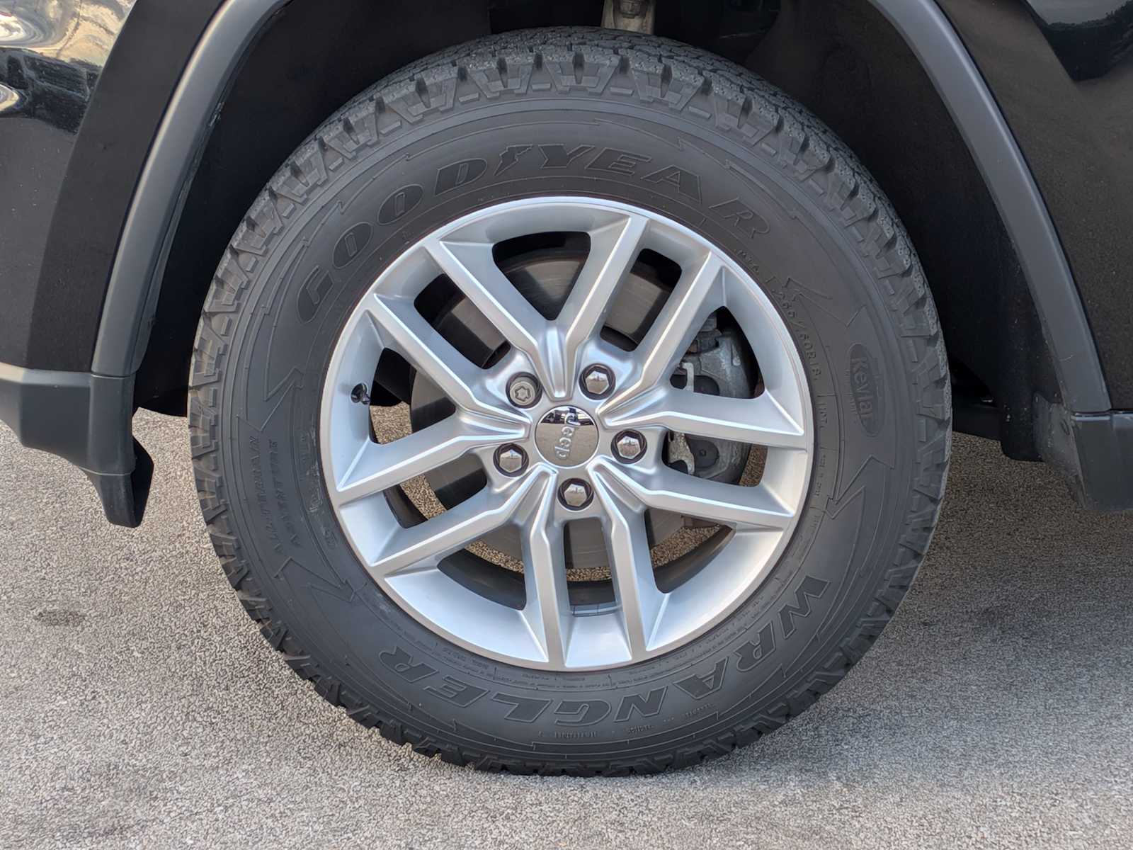 Thumbnail: 2017 Jeep Grand Cherokee - 13