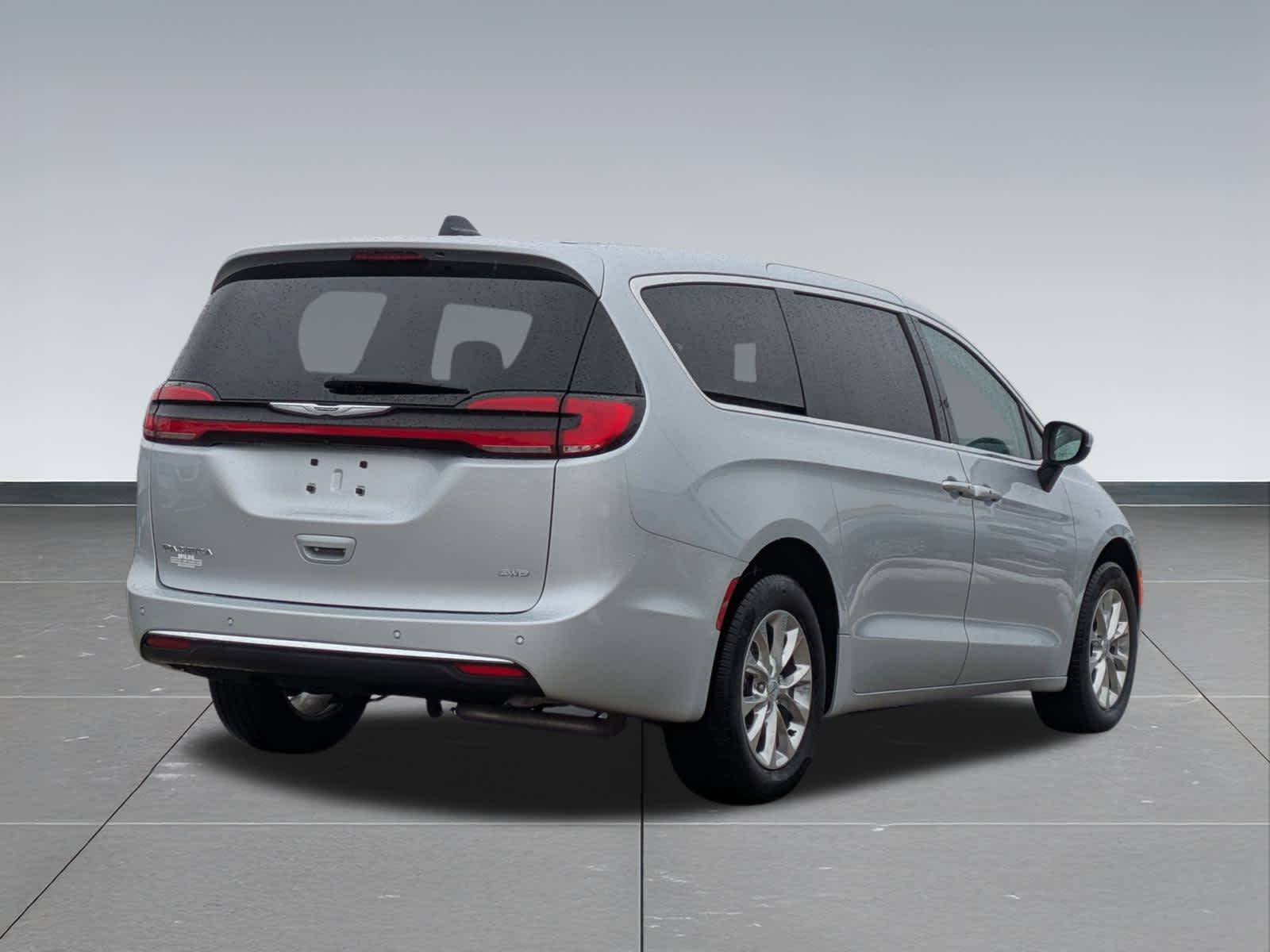 Thumbnail: 2023 Chrysler Pacifica - 6